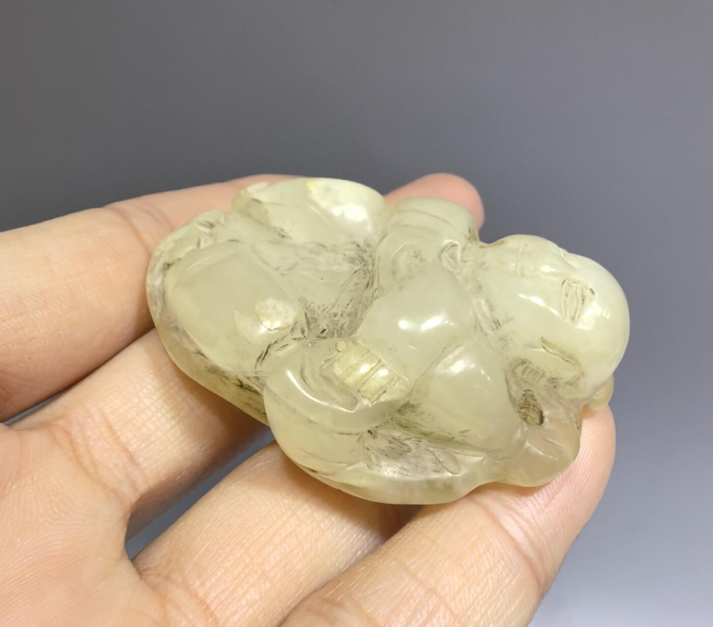 清代和田玉童子送福，包浆浑厚，纯手工雕刻。尺寸:5.0cm*3.1cm*1.9cm克重:35.1g