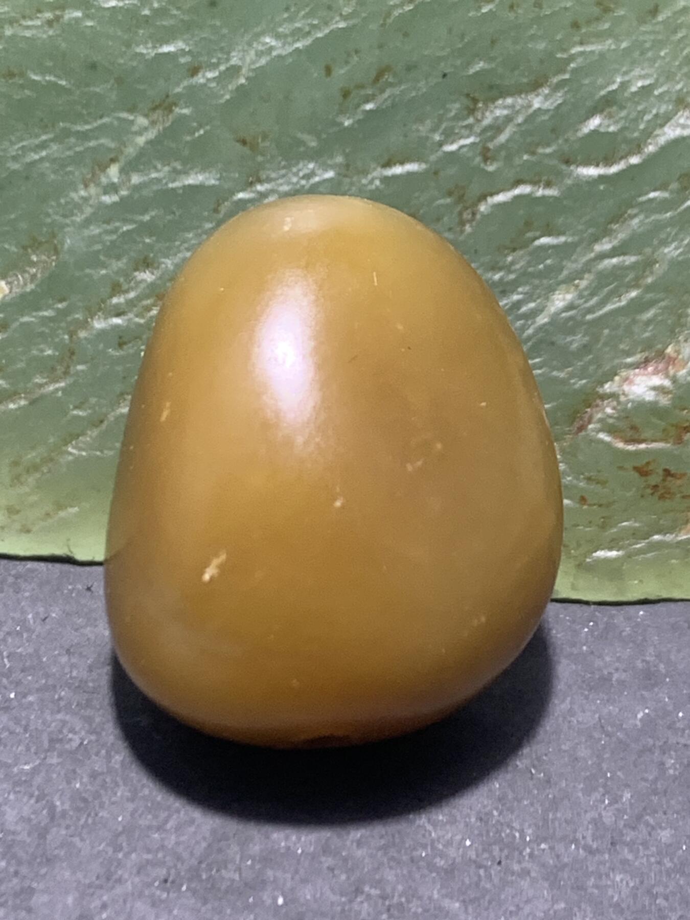 精美糖料和田玉独籽随形珠子一颗，