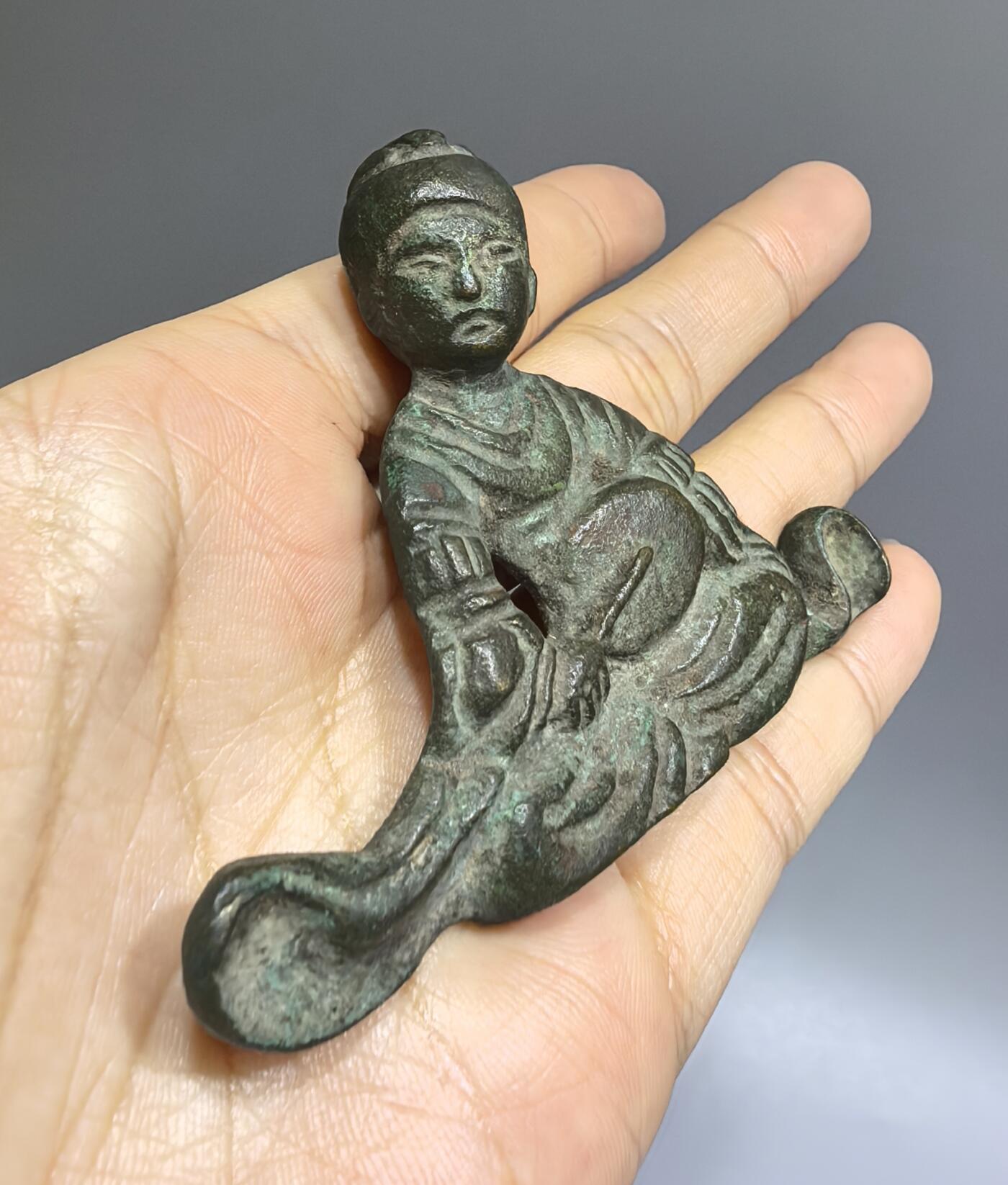 旧藏老铜人物小摆件，全品如图所示！尺寸:高5.8cm*7.7cm*厚1.6cm克重:94.4g