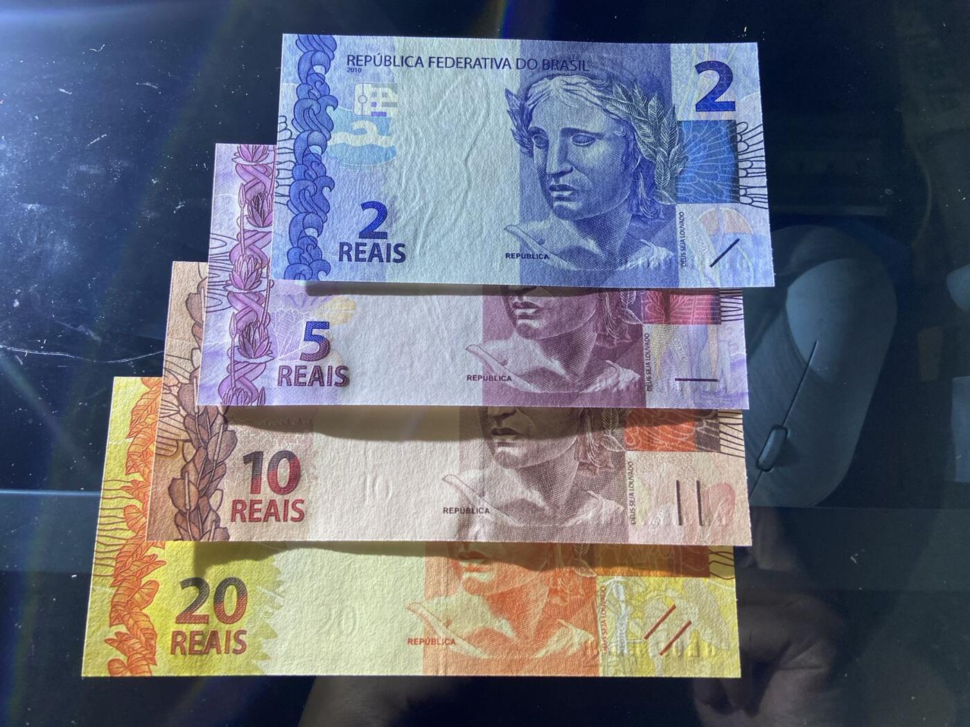 【炜奕收藏】，第二十期，裸钞专场 巴西新版2-20雷亚尔一组4枚，UNC品相