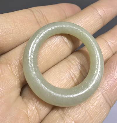 旧藏和田玉袈裟环，可见岁月包浆。直径:3.2cm壁厚:0.5cm克重:5.8g - 旧藏和田玉袈裟环，可见岁月包浆。直径:3.2cm壁厚:0.5cm克重:5.8g