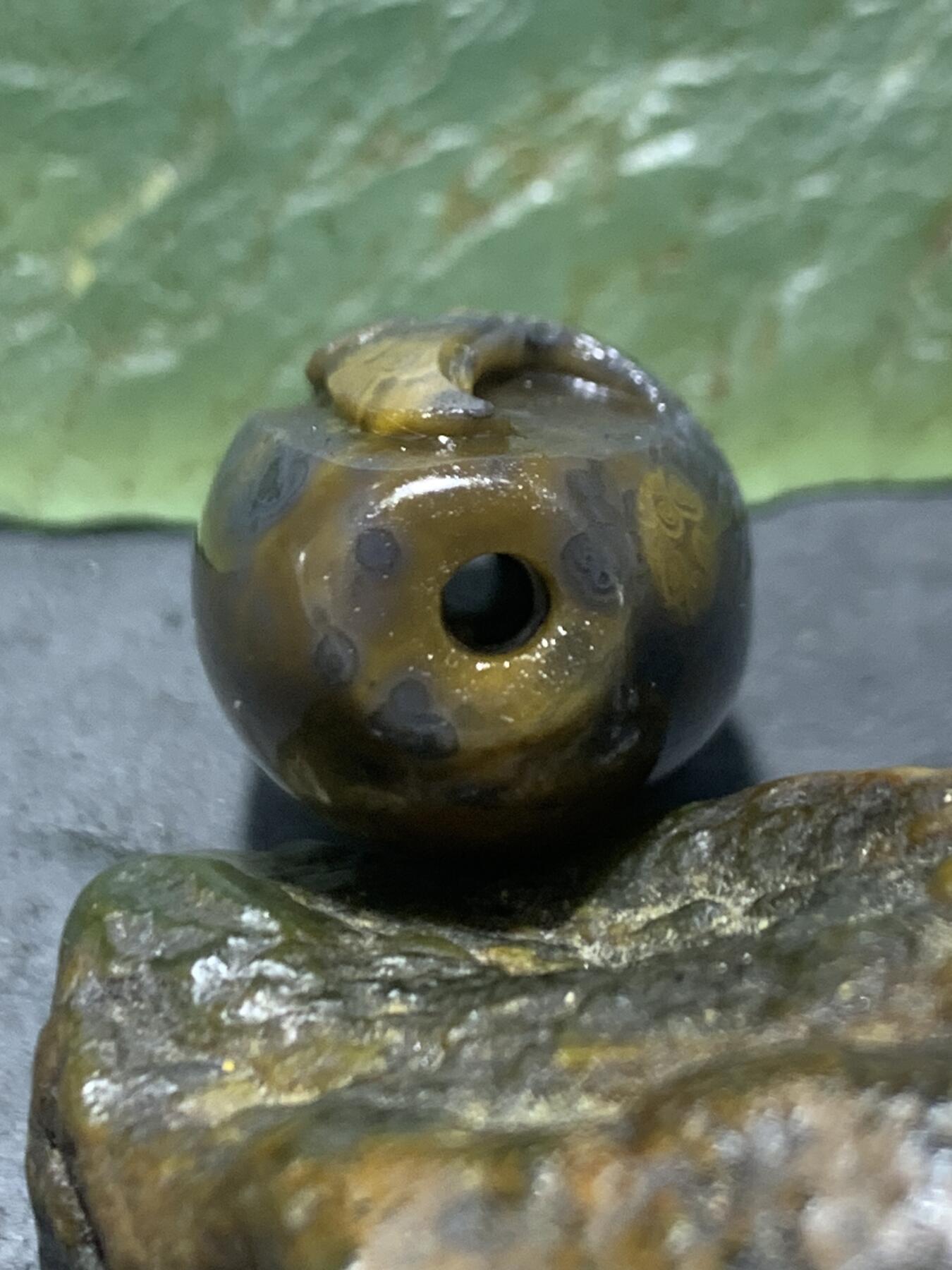 精美亚光战国红玛瑙手工俏色巧雕刻鹰桶珠一颗！
