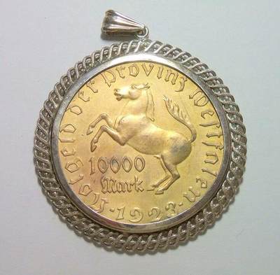 德国1923年1万马克镀金大马币 带银环吊坠 55MM 41克 - 德国1923年1万马克镀金大马币 带银环吊坠 55MM 41克