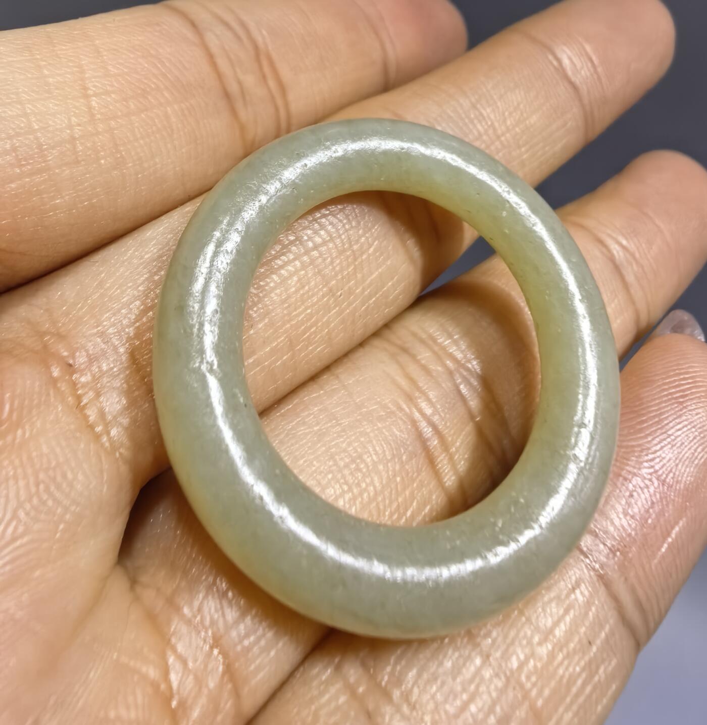 旧藏和田玉袈裟环，可见岁月包浆。直径:3.2cm壁厚:0.5cm克重:5.8g