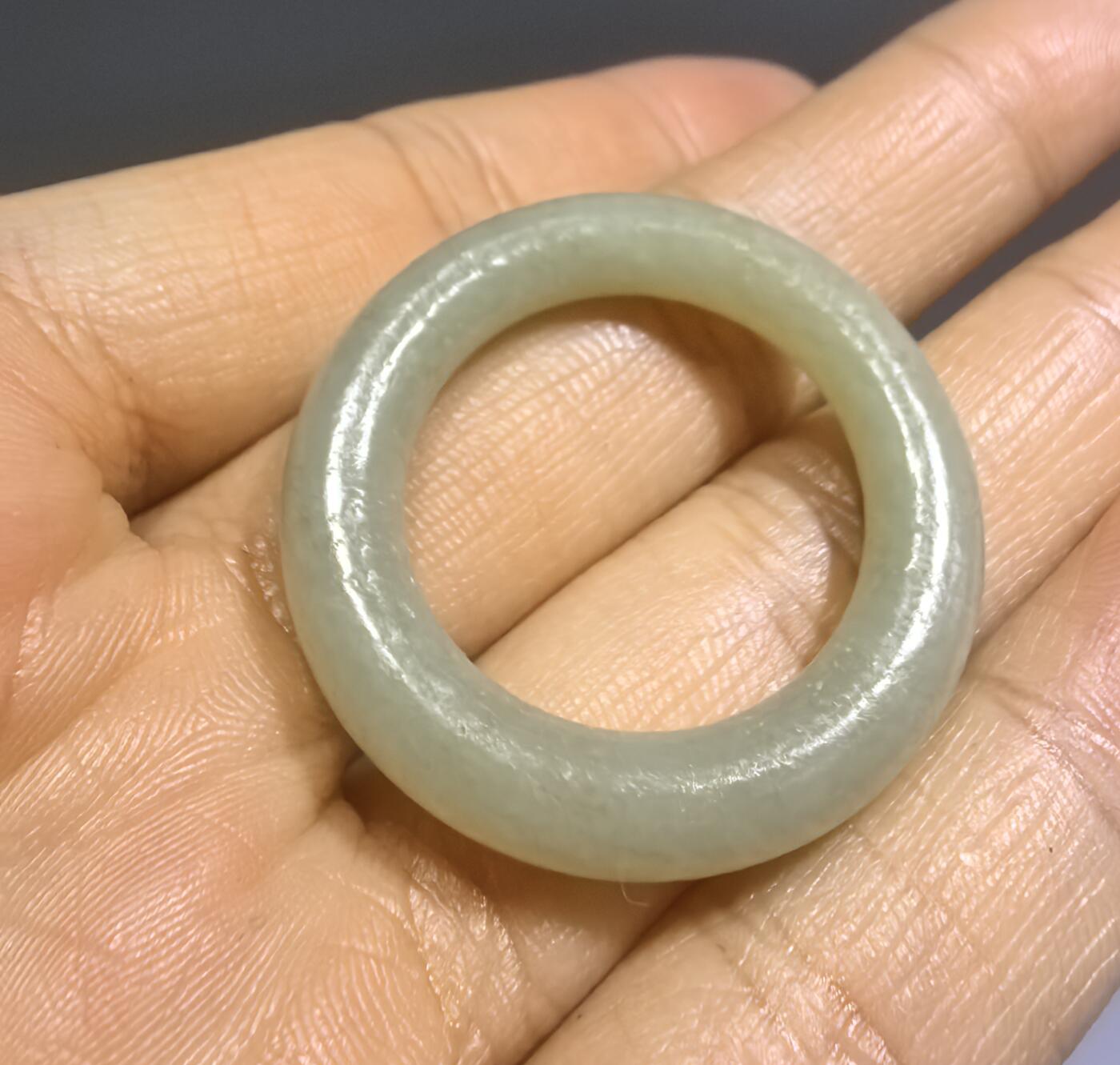旧藏和田玉袈裟环，可见岁月包浆。直径:3.2cm壁厚:0.5cm克重:5.8g