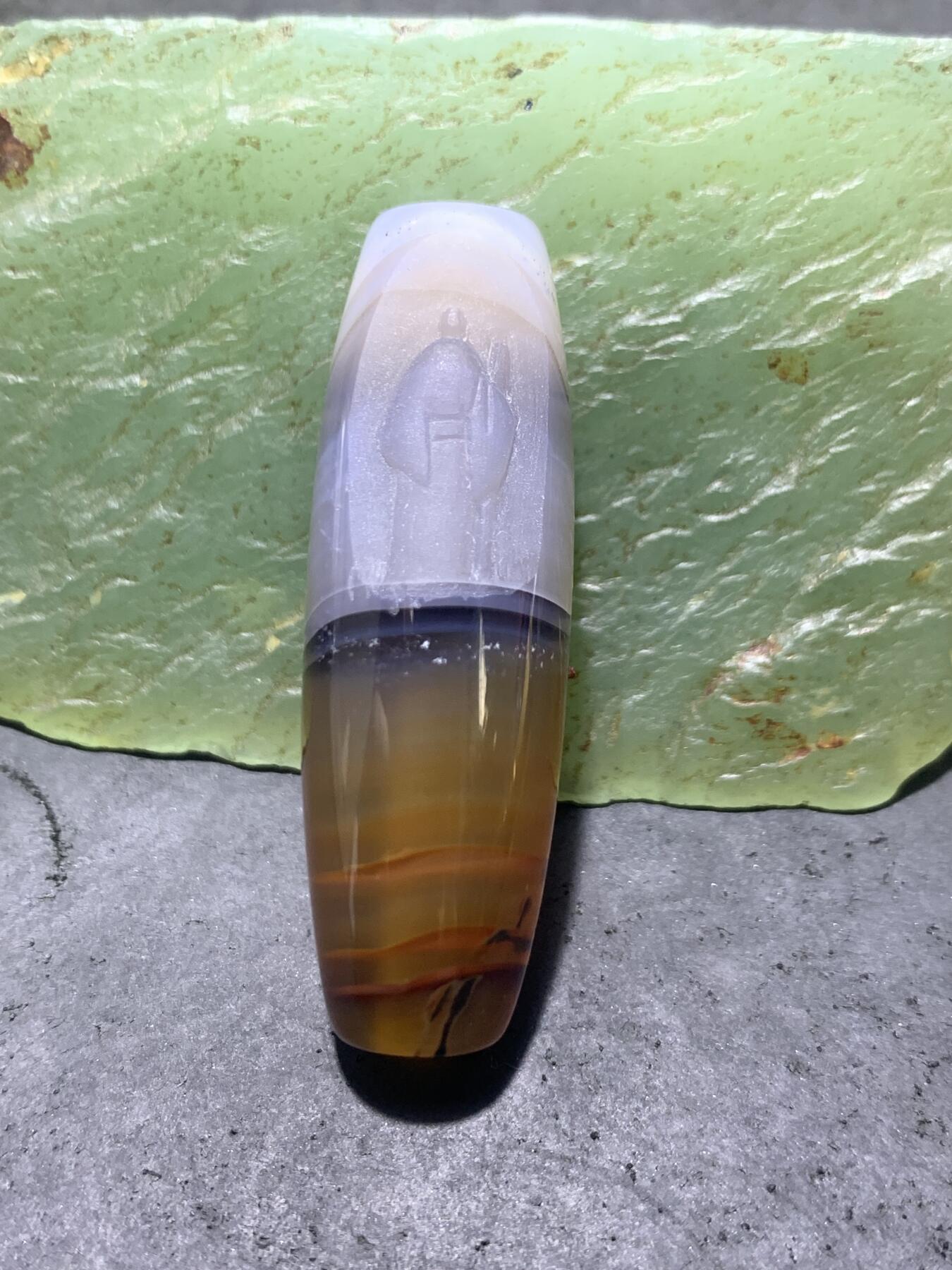 精美亚光高玉化天地缠丝玛瑙手工俏色巧雕苦修人意境桶珠一个！