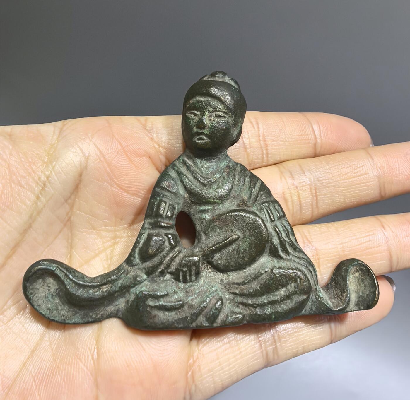 旧藏老铜人物小摆件，全品如图所示！尺寸:高5.8cm*7.7cm*厚1.6cm克重:94.4g