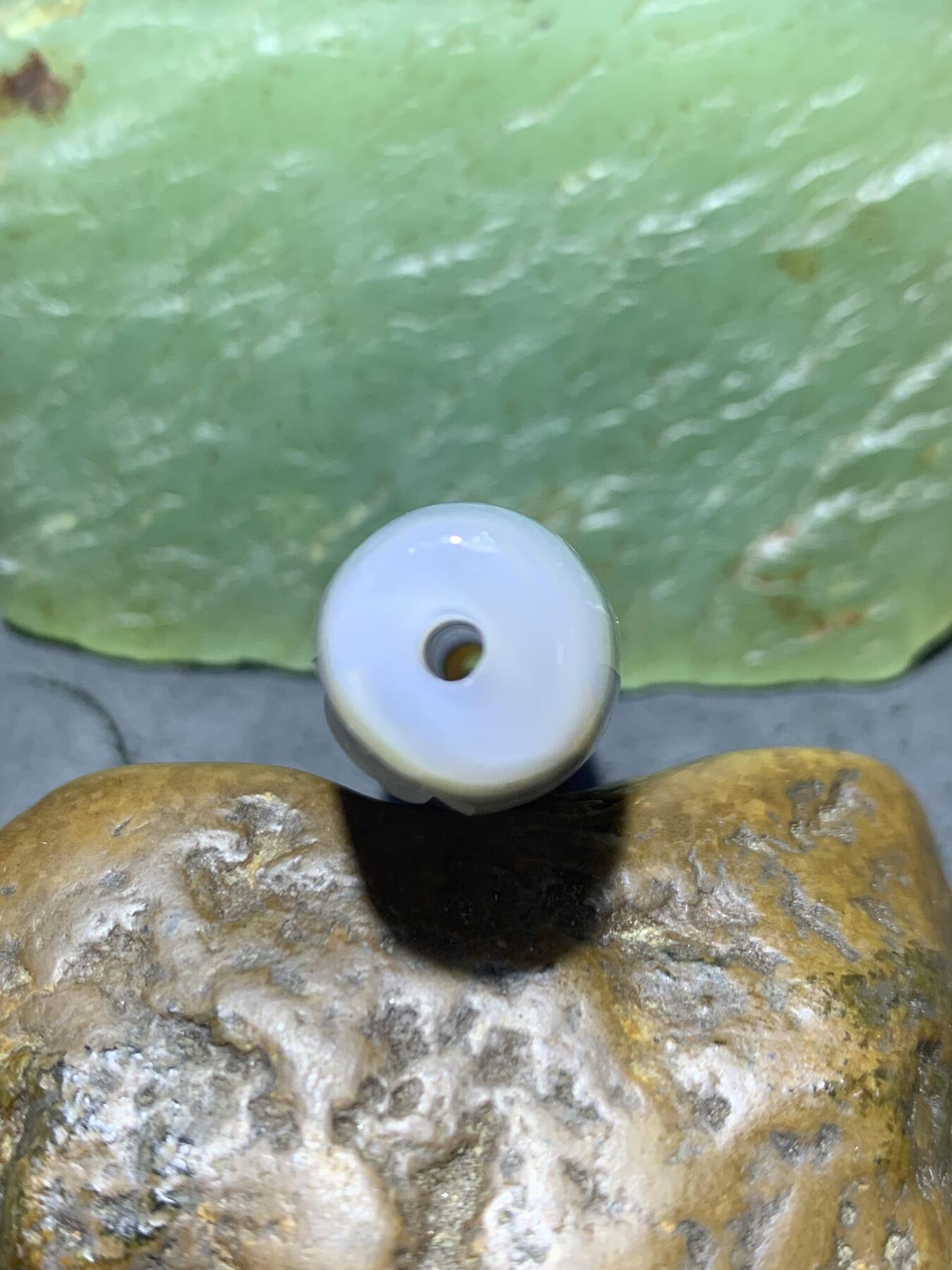 精美亚光高玉化天地缠丝玛瑙手工俏色巧雕苦修人意境桶珠一个！