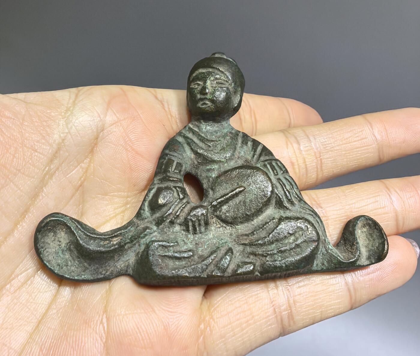 旧藏老铜人物小摆件，全品如图所示！尺寸:高5.8cm*7.7cm*厚1.6cm克重:94.4g