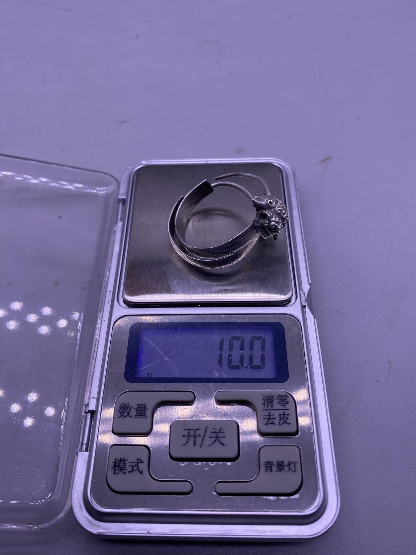 老银狮子耳环一对，尺寸2.9厘米，银质好，品相如图，650包快递