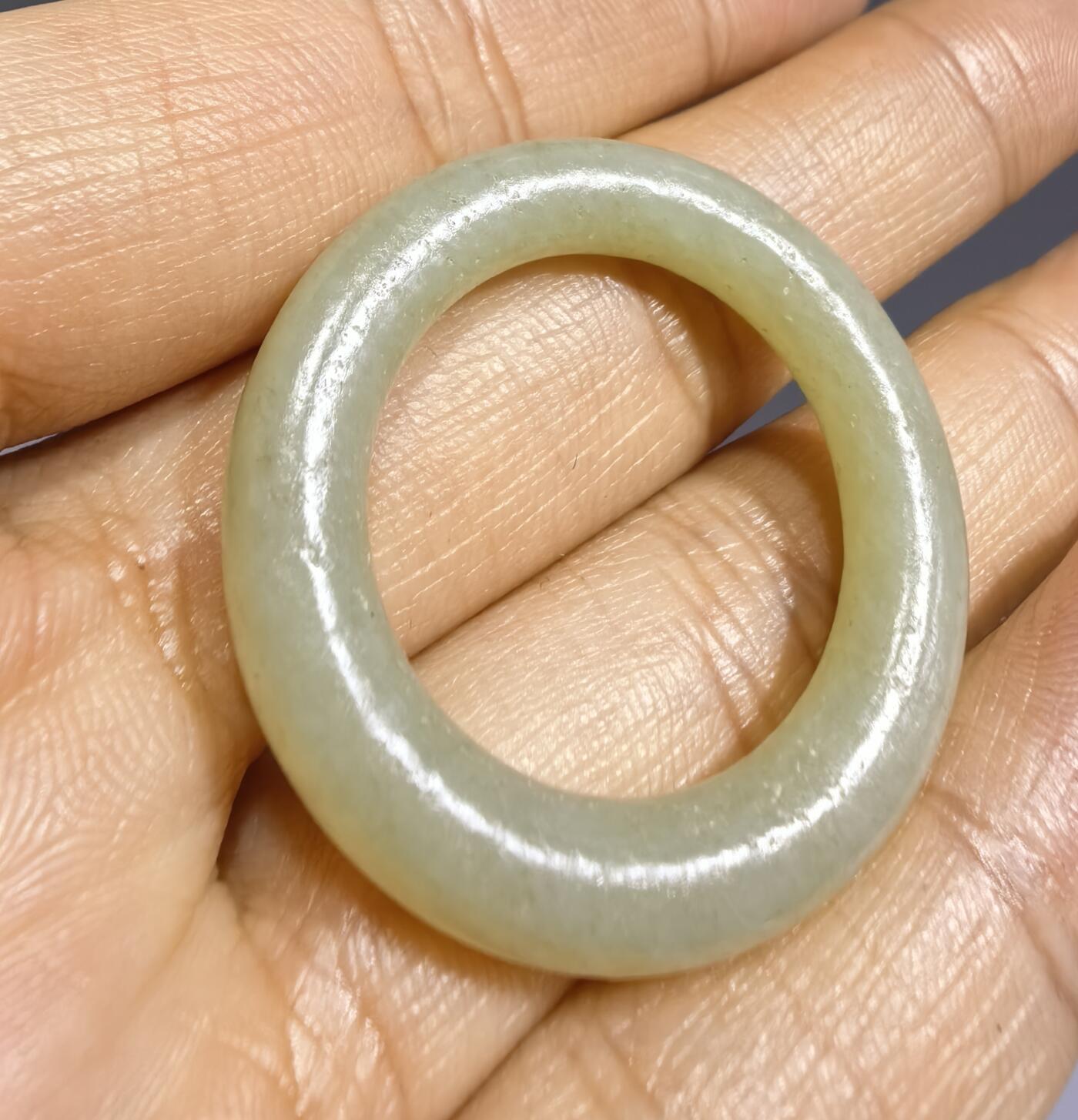 旧藏和田玉袈裟环，可见岁月包浆。直径:3.2cm壁厚:0.5cm克重:5.8g