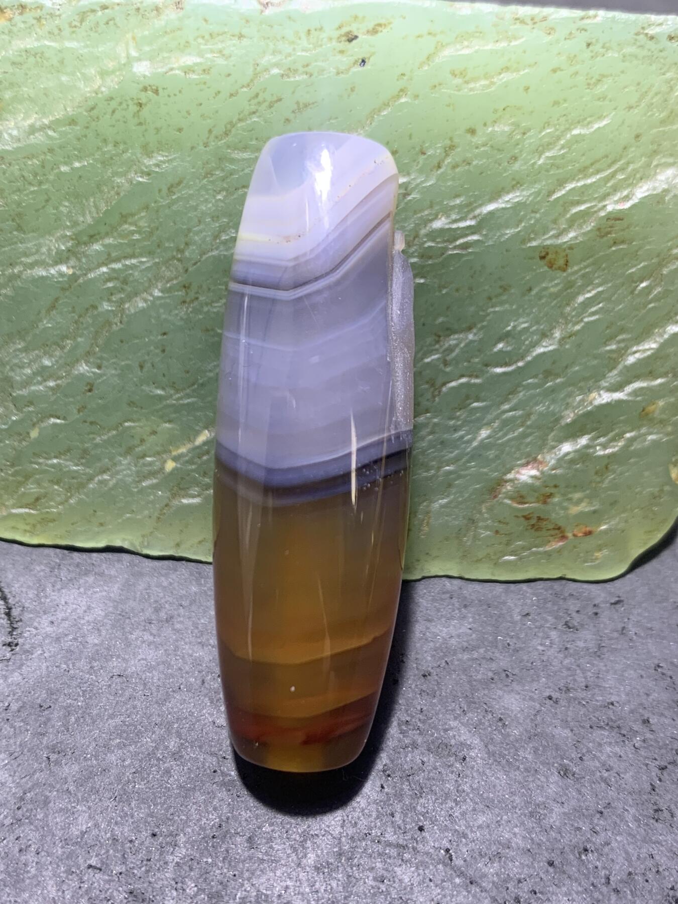 精美亚光高玉化天地缠丝玛瑙手工俏色巧雕苦修人意境桶珠一个！
