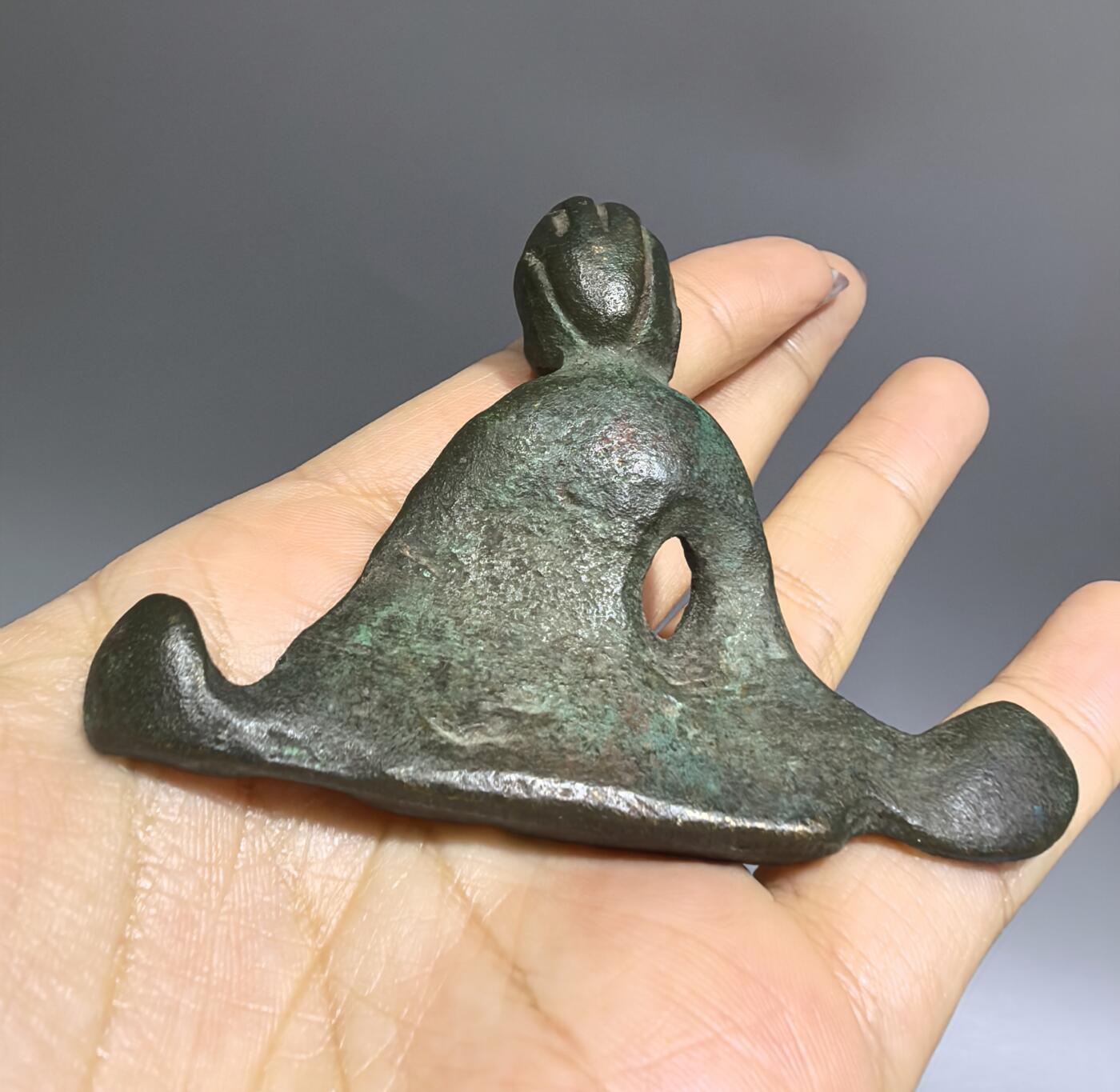 旧藏老铜人物小摆件，全品如图所示！尺寸:高5.8cm*7.7cm*厚1.6cm克重:94.4g