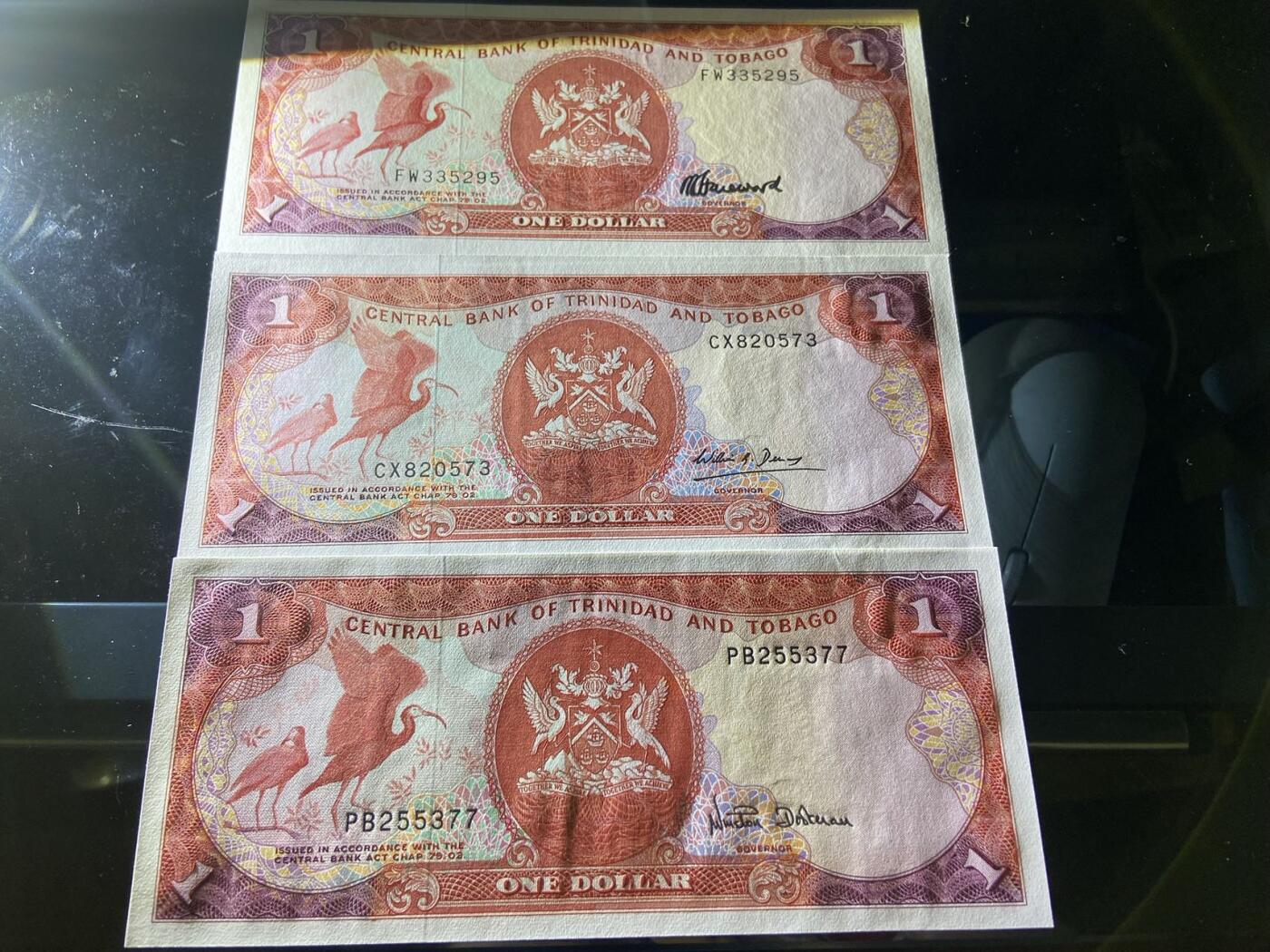 【炜奕收藏】，第二十期，裸钞专场 特立尼达和多巴哥85年版1元，三张不同签名，UNC品相