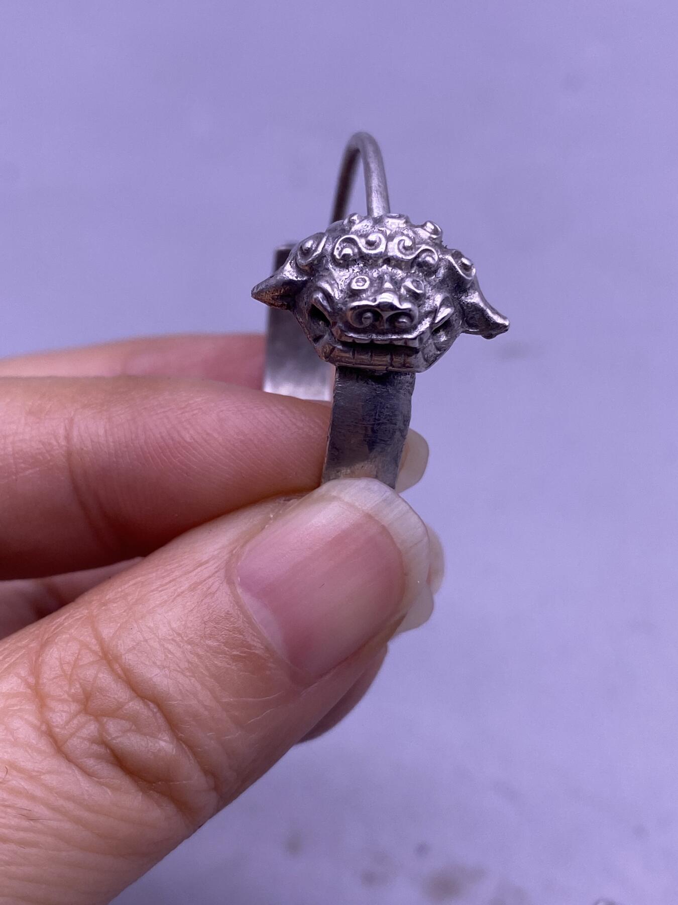 老银狮子耳环一对，尺寸2.9厘米，银质好，品相如图，650包快递