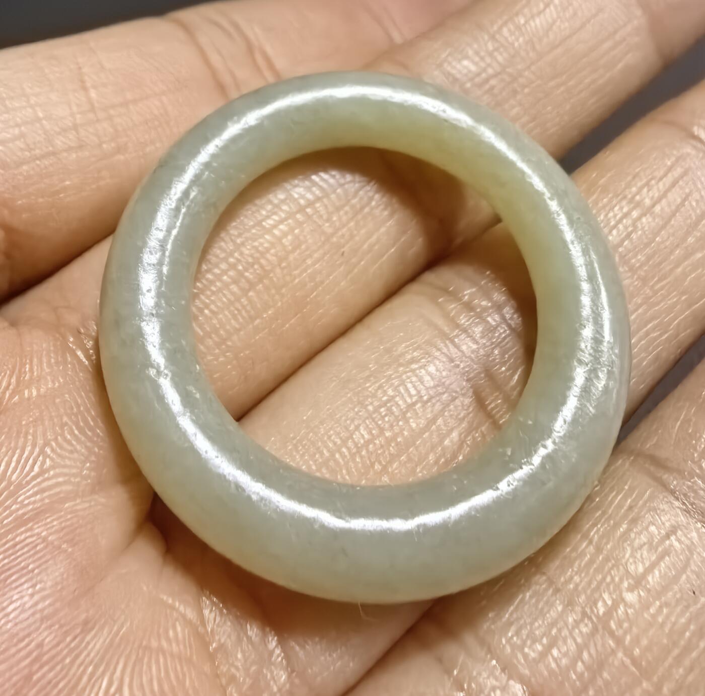 旧藏和田玉袈裟环，可见岁月包浆。直径:3.2cm壁厚:0.5cm克重:5.8g