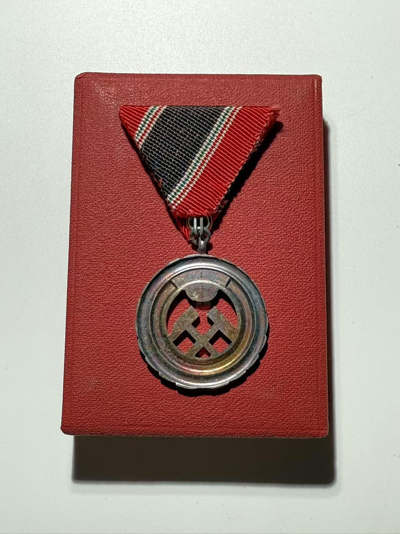 韵星假日精品2024冬季军品类拍卖会-- Rimey Holidays Boutique 2024 Winter Militaria Sale 匈牙利人民共和国银级为祖国采矿奖章带盒一套