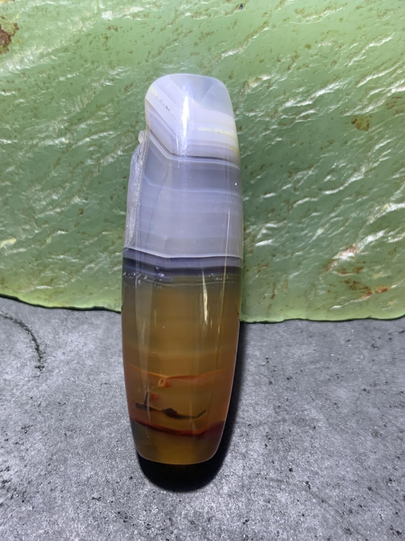 精美亚光高玉化天地缠丝玛瑙手工俏色巧雕苦修人意境桶珠一个！