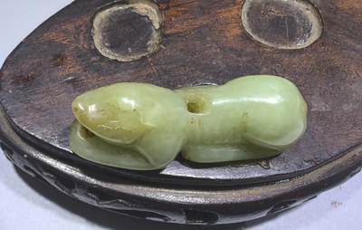旧藏和田姜黄玉老鼠挂件吊坠，包浆浑厚沉稳。玉质油润细腻。全品，尺寸:4.6cm*1.7cm克重:18.8g - 旧藏和田姜黄玉老鼠挂件吊坠，包浆浑厚沉稳。玉质油润细腻。全品，尺寸:4.6cm*1.7cm克重:18.8g