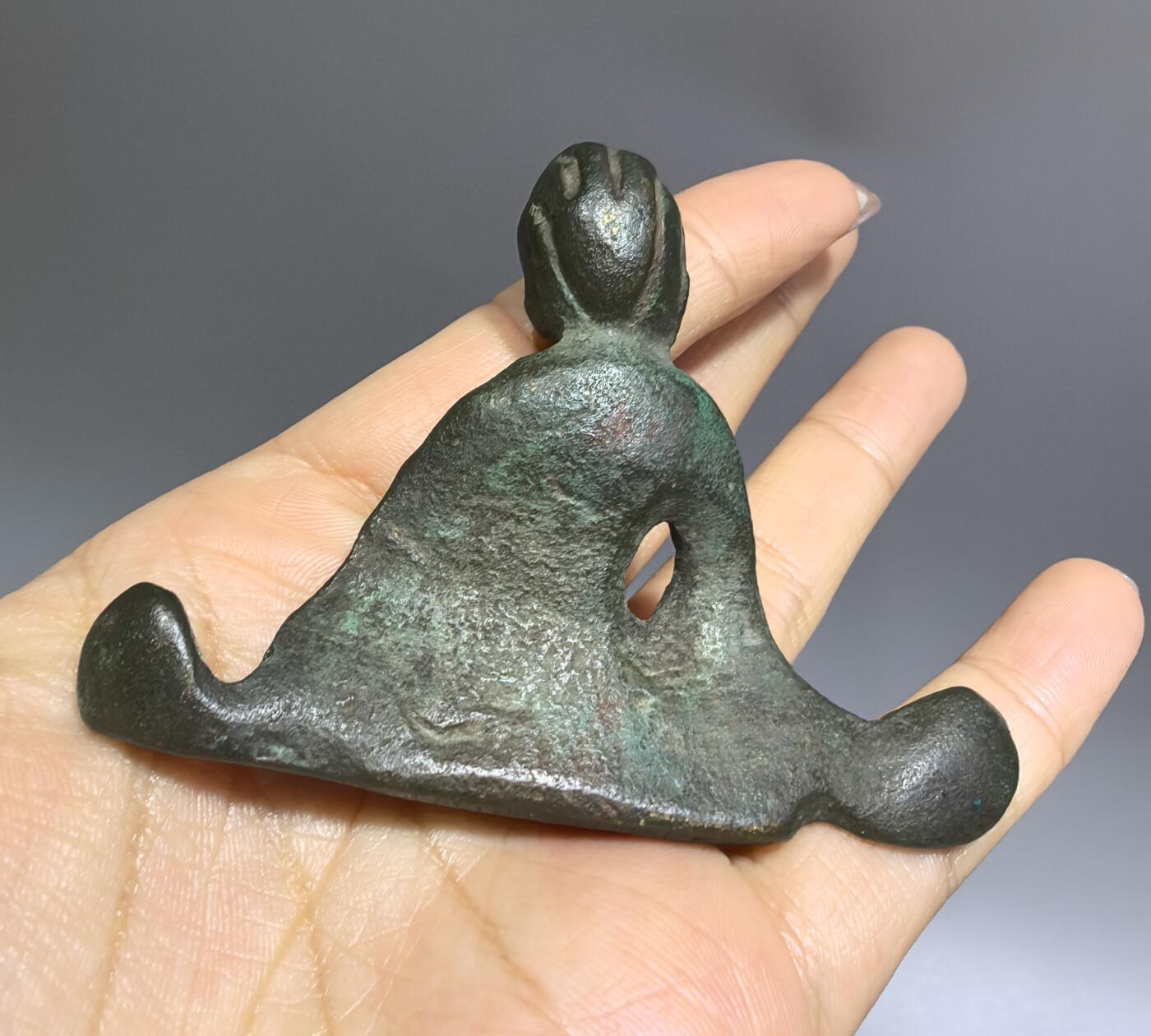 旧藏老铜人物小摆件，全品如图所示！尺寸:高5.8cm*7.7cm*厚1.6cm克重:94.4g