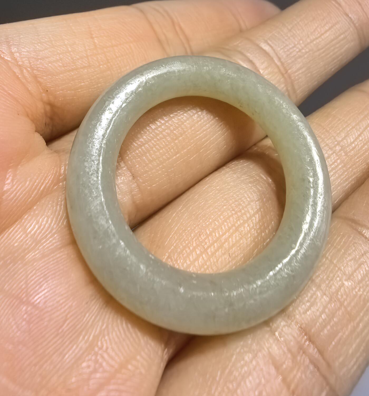 旧藏和田玉袈裟环，可见岁月包浆。直径:3.2cm壁厚:0.5cm克重:5.8g