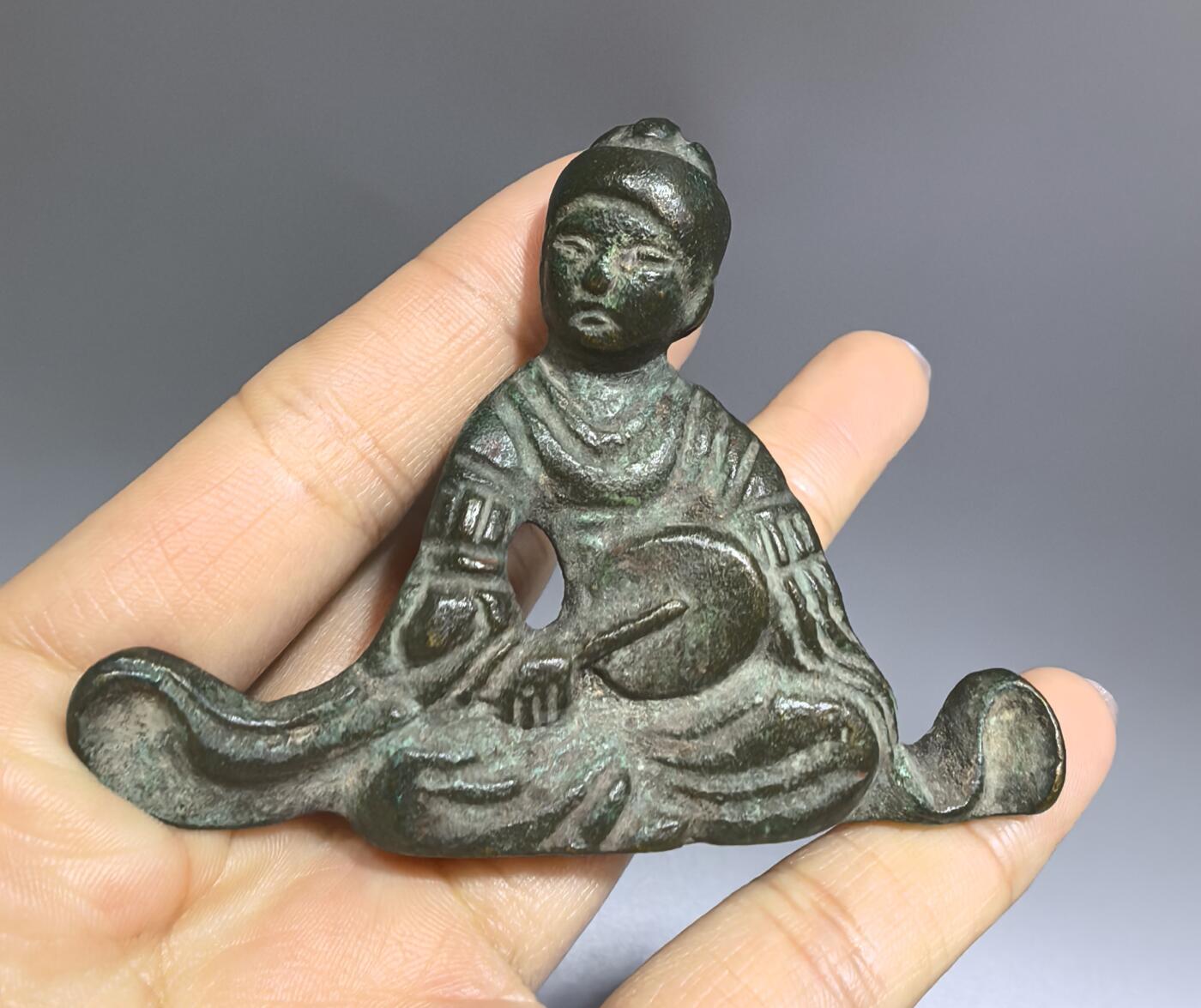 旧藏老铜人物小摆件，全品如图所示！尺寸:高5.8cm*7.7cm*厚1.6cm克重:94.4g