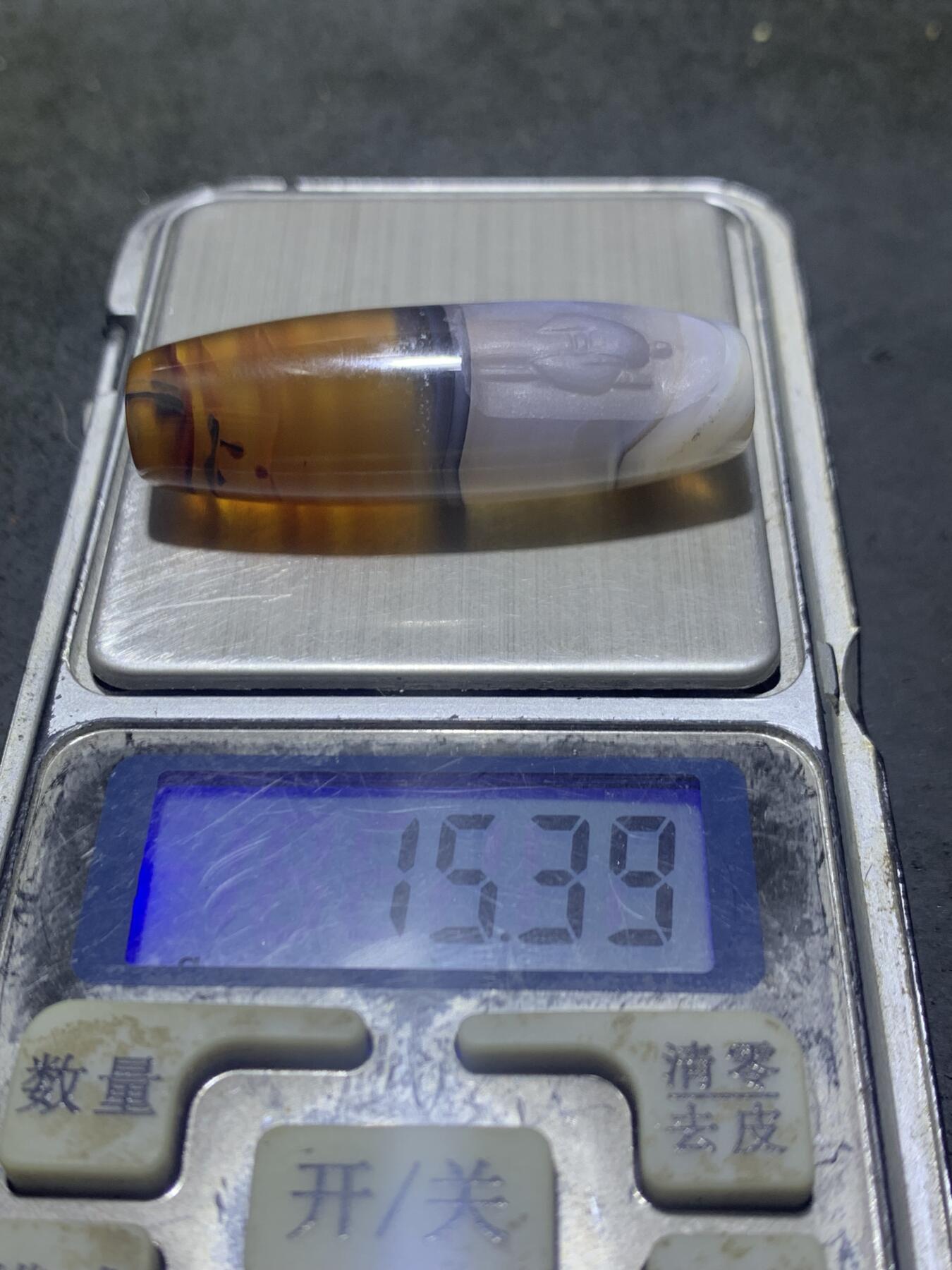 精美亚光高玉化天地缠丝玛瑙手工俏色巧雕苦修人意境桶珠一个！
