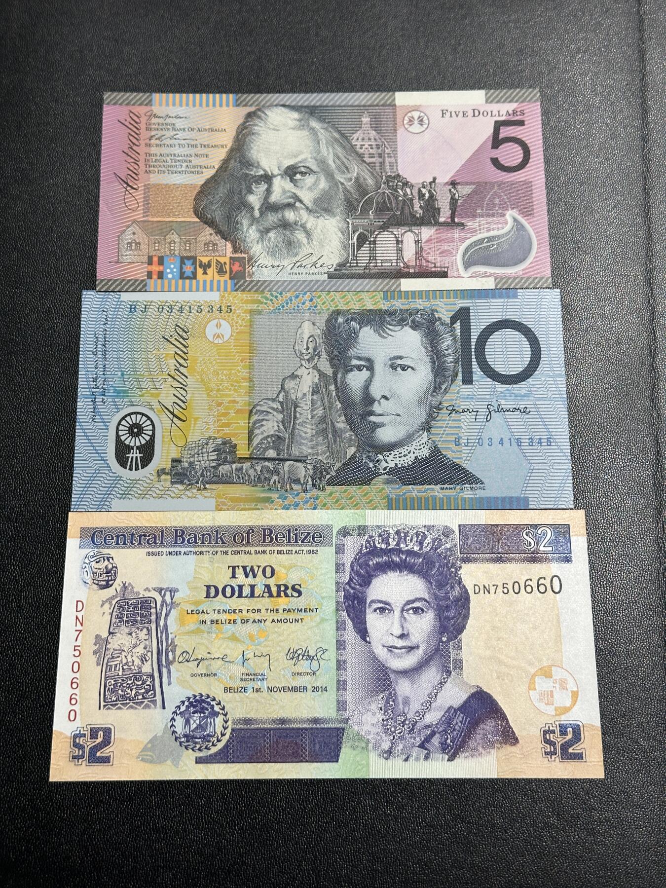 《外钞收藏家》第四百五十七期 澳大利亚和伯利兹三张一起 伯利兹全新 澳大利亚纪念钞有指甲印 中间那个有折 Au