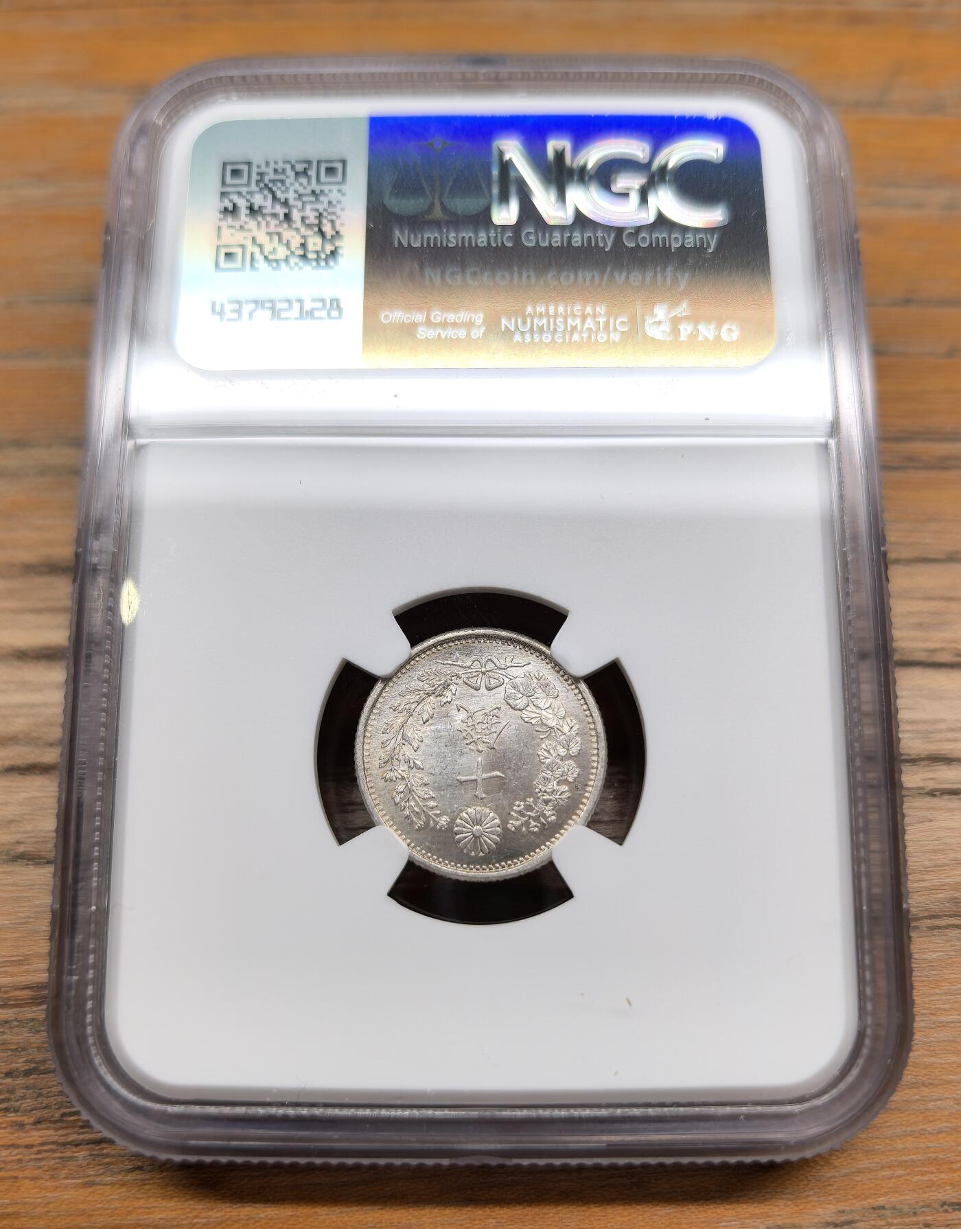 凡希社世界钱币微拍第二百九十三期 明治三十一年龙十钱银币NGC-MS64，正面有明显的初打PL感。