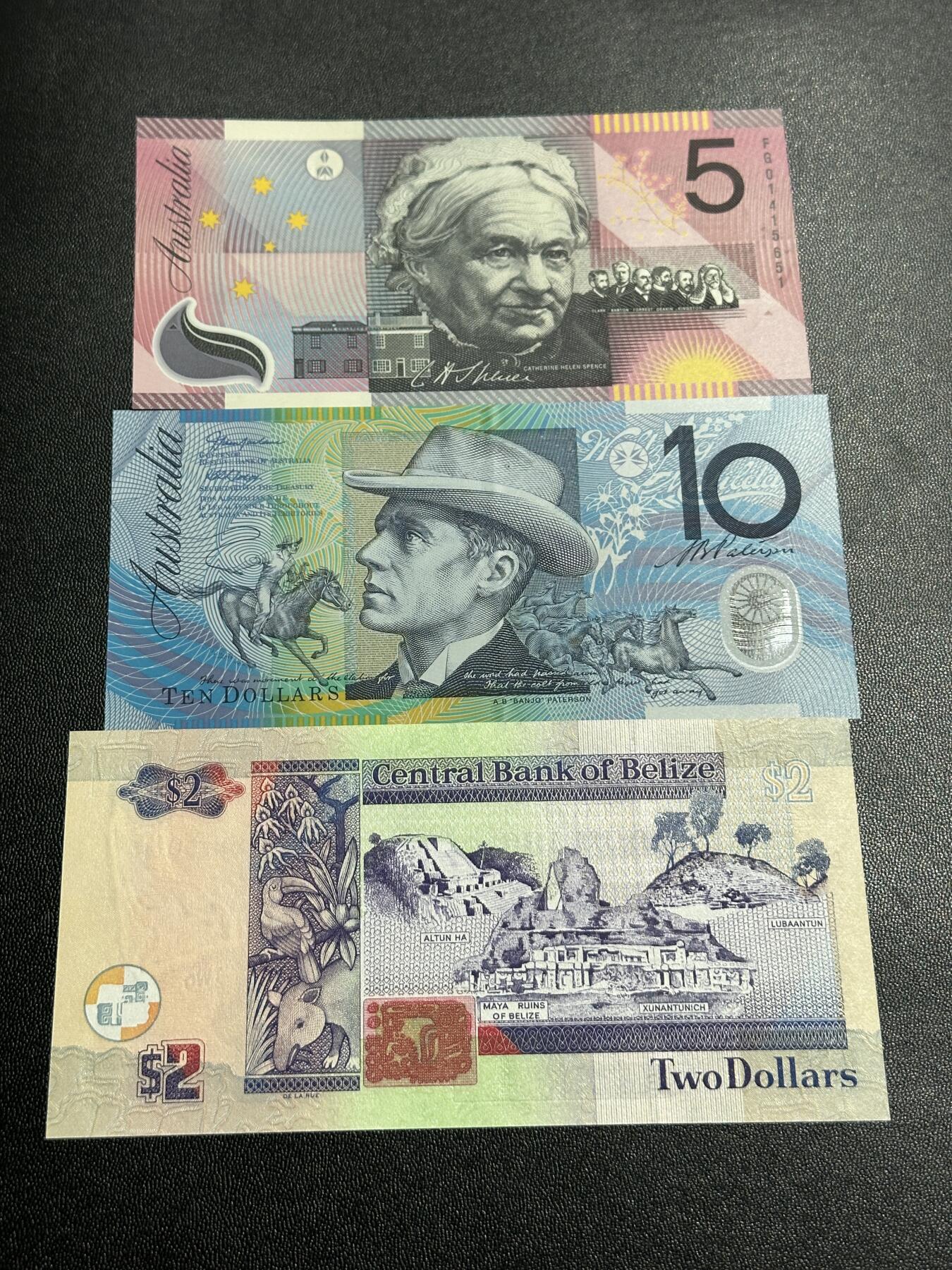 《外钞收藏家》第四百五十七期 澳大利亚和伯利兹三张一起 伯利兹全新 澳大利亚纪念钞有指甲印 中间那个有折 Au