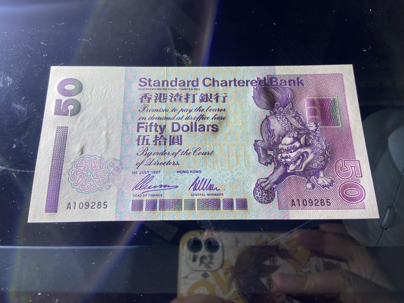 【炜奕收藏】，第二十期，裸钞专场 【A冠无47】渣打短棍50元，UNC-品相，右侧有黄斑，A冠无47
