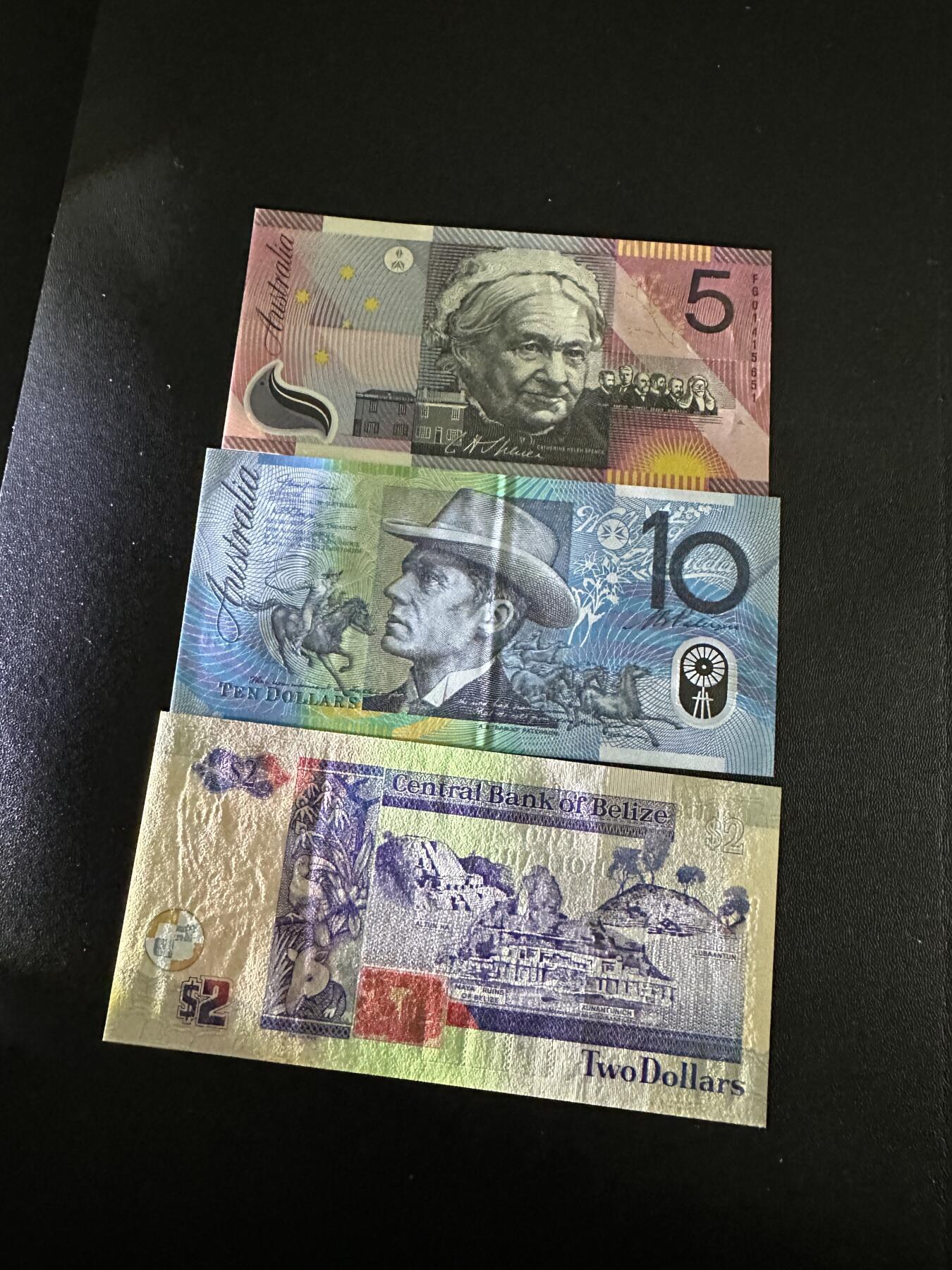 《外钞收藏家》第四百五十七期 澳大利亚和伯利兹三张一起 伯利兹全新 澳大利亚纪念钞有指甲印 中间那个有折 Au