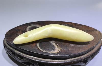 旧藏和田玉挂件吊坠，包浆浑厚沉稳。尺寸:7.3cm*1.5cm克重:19.5g - 旧藏和田玉挂件吊坠，包浆浑厚沉稳。尺寸:7.3cm*1.5cm克重:19.5g