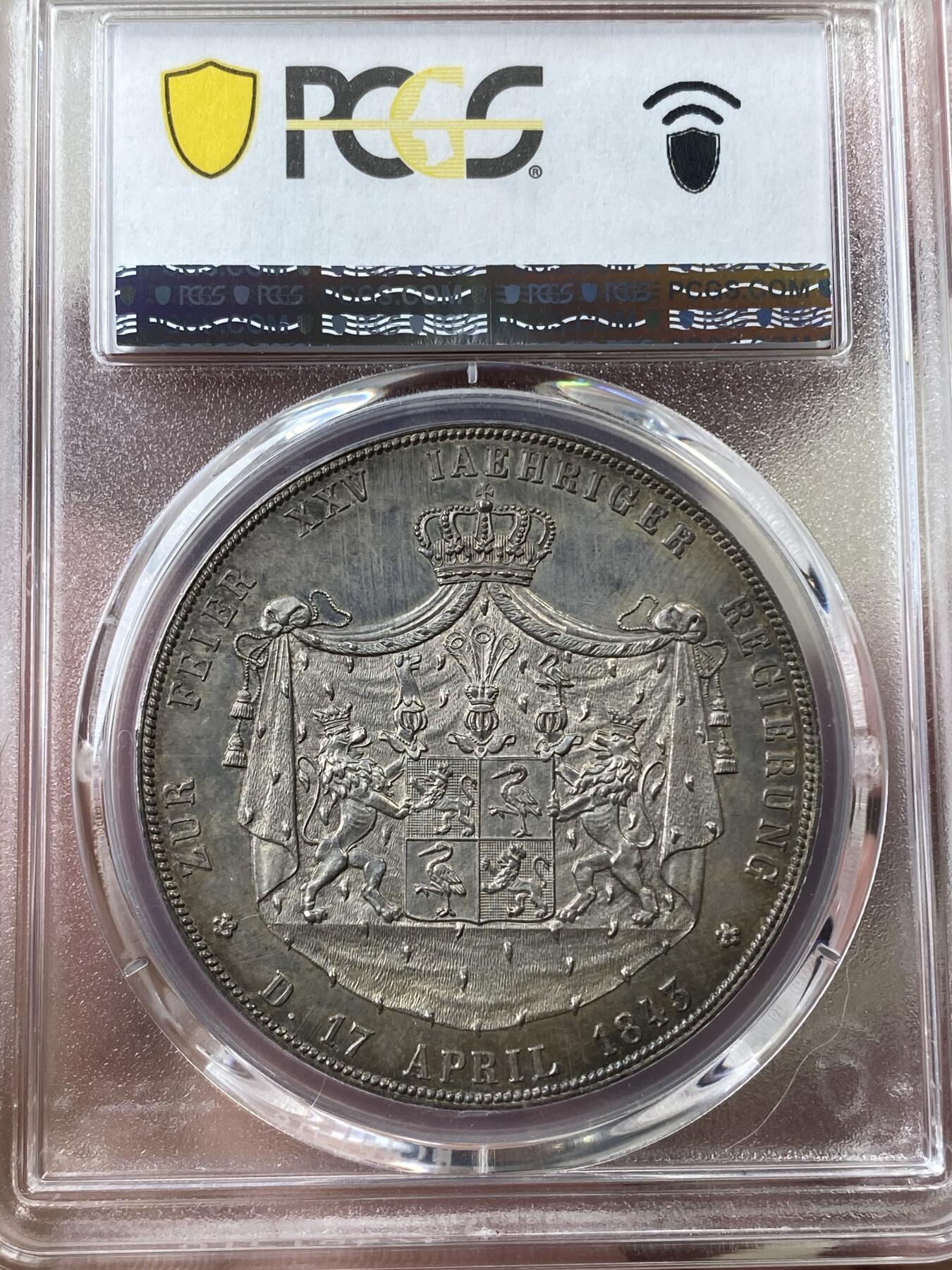 万国钱币拍卖第039期 PCGS MS62 1843A罗斯-施雷茨登基25周年纹章2泰勒 柏林厂铸造，2泰勒中的大名誉品种，为了庆祝海因里希六十二世即位25周年而铸造，发行量仅500枚，醇厚深五彩包浆，可遇不可求的品种与状态。