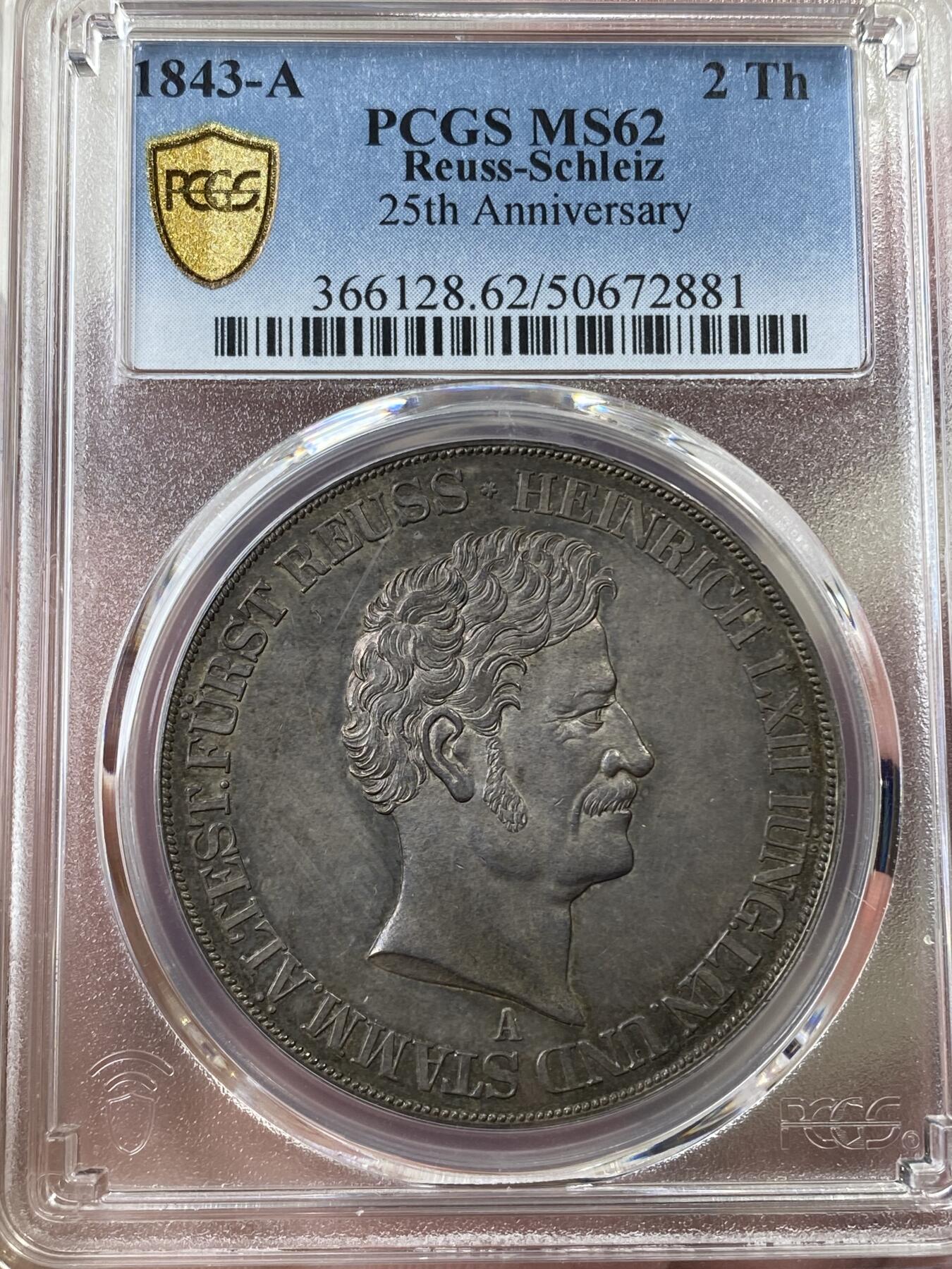 万国钱币拍卖第039期 PCGS MS62 1843A罗斯-施雷茨登基25周年纹章2泰勒 柏林厂铸造，2泰勒中的大名誉品种，为了庆祝海因里希六十二世即位25周年而铸造，发行量仅500枚，醇厚深五彩包浆，可遇不可求的品种与状态。