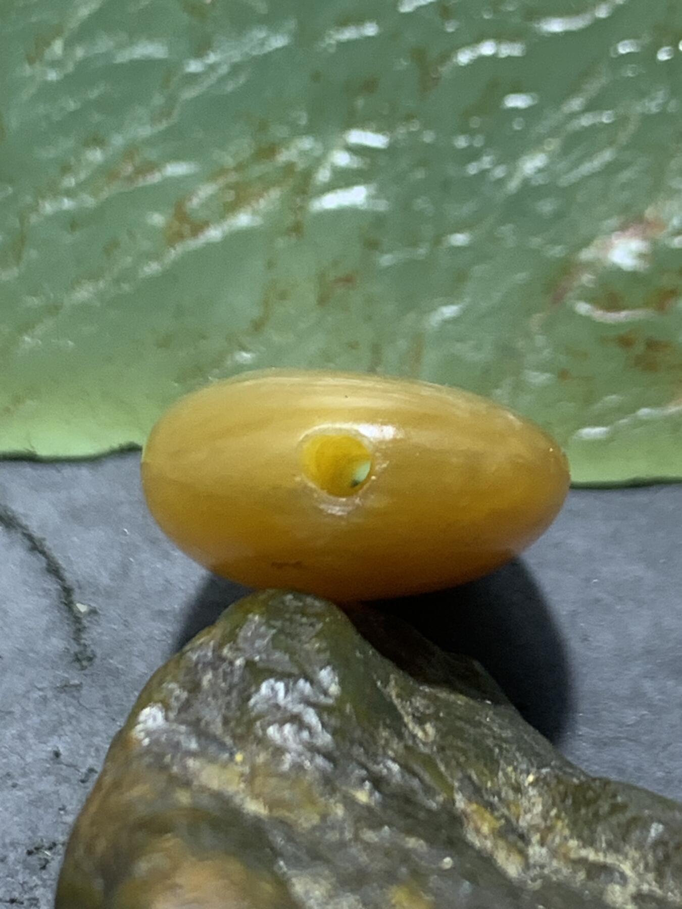 精美糖白料和田玉独籽随形珠子一颗