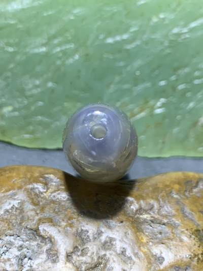 精美亚光高玉化草花纹巴西玛瑙手工俏色巧雕一心向佛意境桶珠一个 精美亚光高玉化草花纹巴西玛瑙手工俏色巧雕一心向佛意境桶珠一个