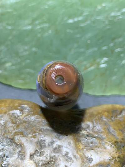 精美亚光高玉化草花纹巴西玛瑙手工俏色巧雕一心向佛意境桶珠一个 精美亚光高玉化草花纹巴西玛瑙手工俏色巧雕一心向佛意境桶珠一个