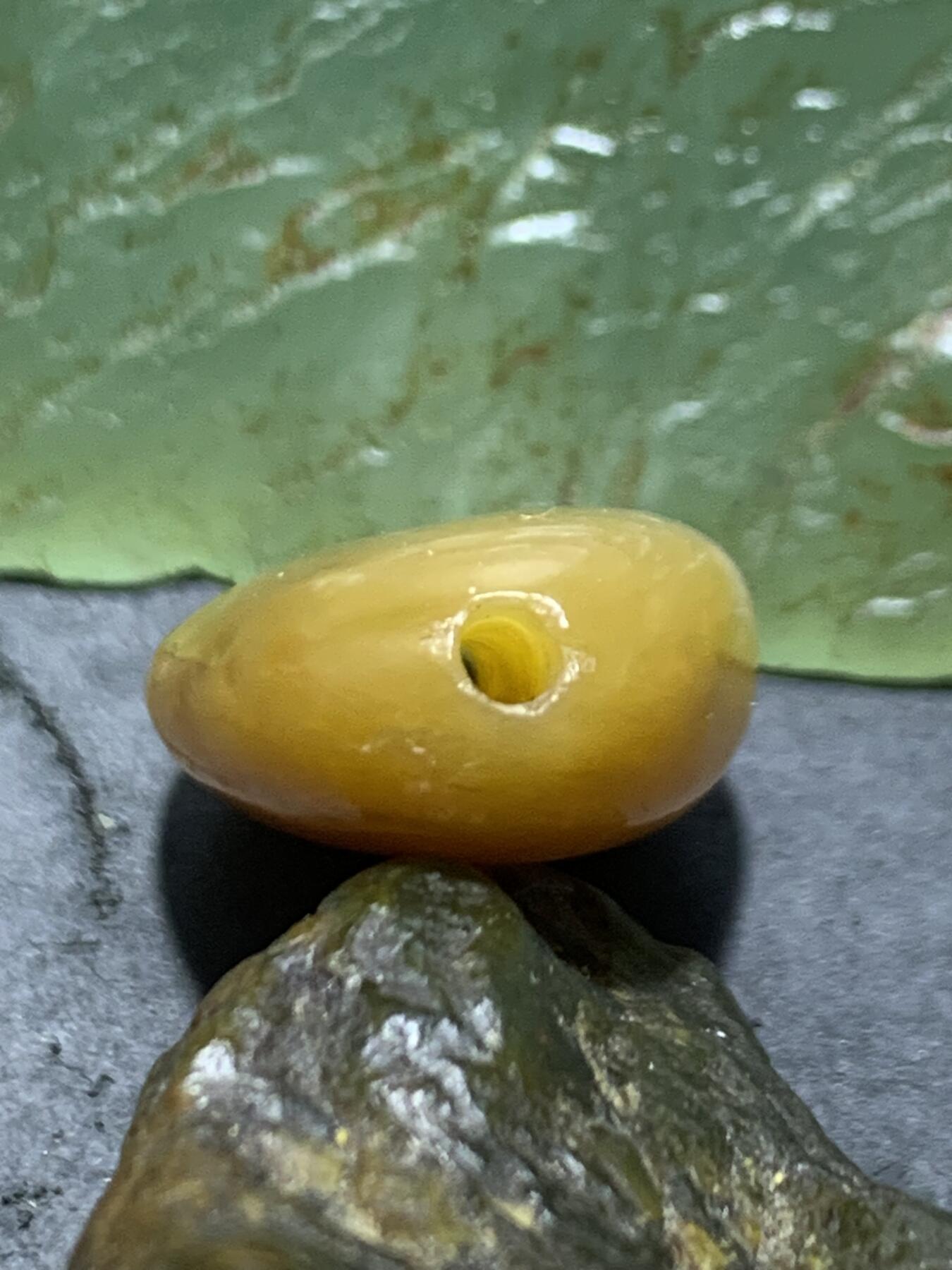 精美糖白料和田玉独籽随形珠子一颗