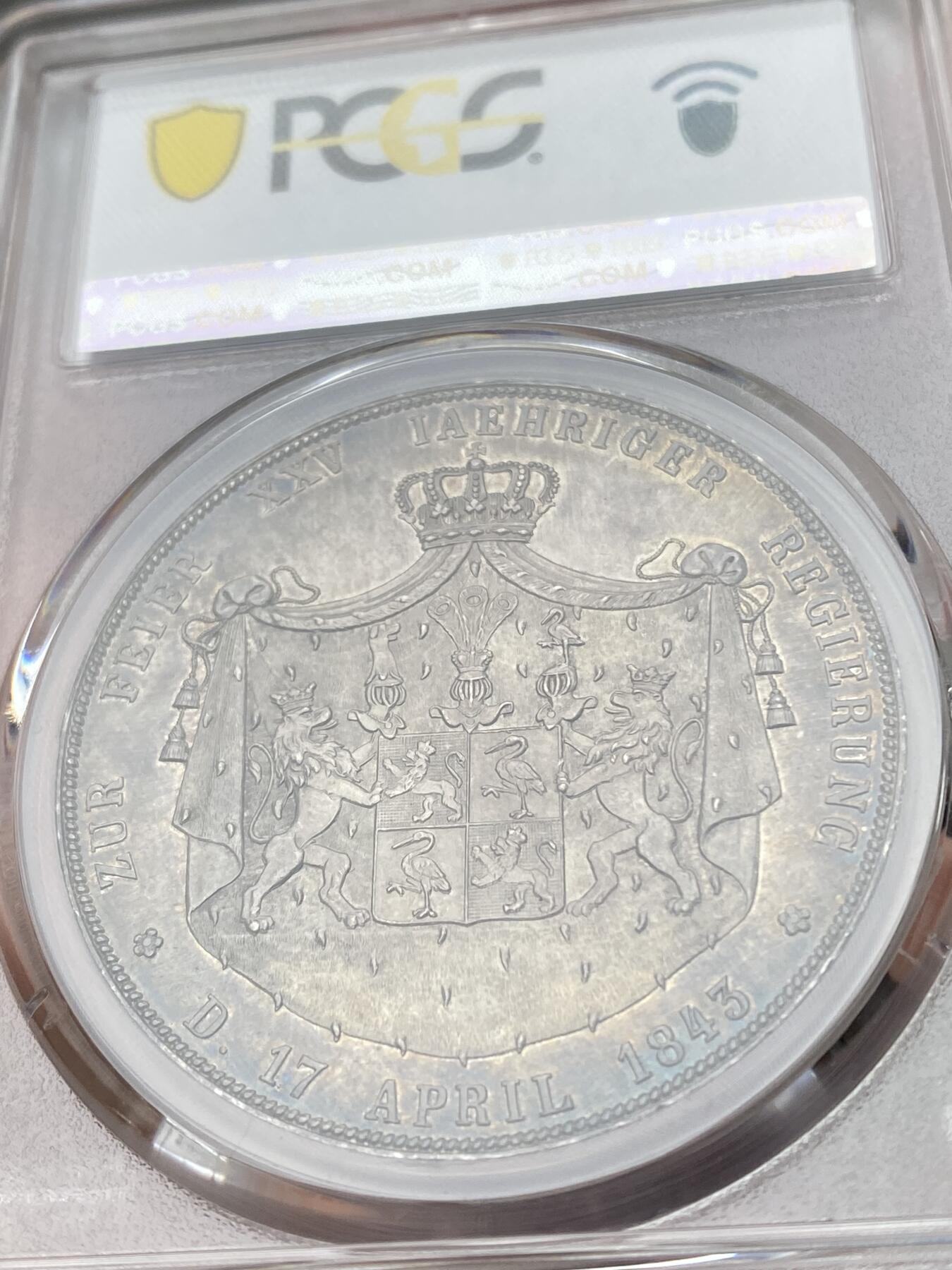 万国钱币拍卖第039期 PCGS MS62 1843A罗斯-施雷茨登基25周年纹章2泰勒 柏林厂铸造，2泰勒中的大名誉品种，为了庆祝海因里希六十二世即位25周年而铸造，发行量仅500枚，醇厚深五彩包浆，可遇不可求的品种与状态。