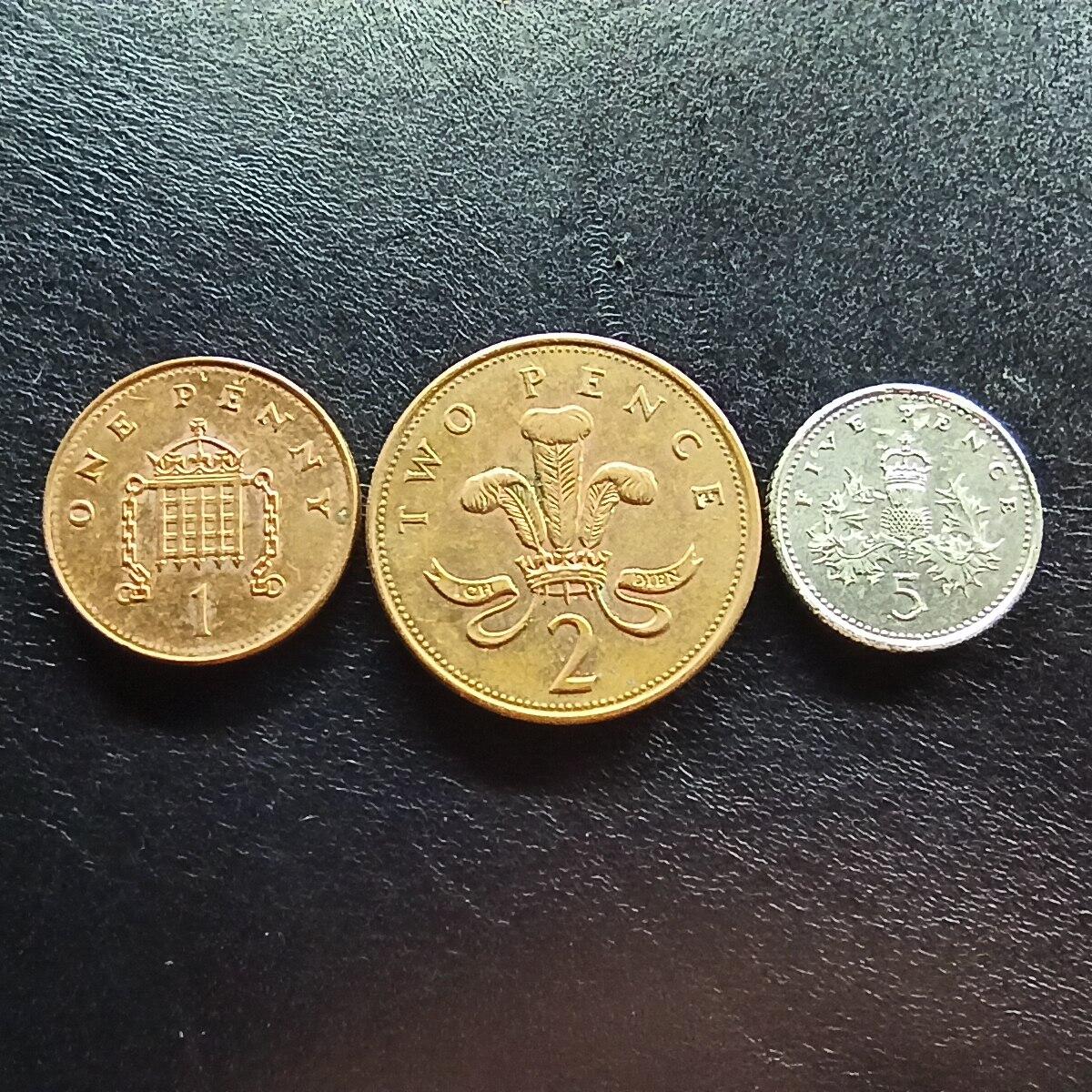 邮泉阁限时拍卖第十五场 各国硬币专场（拍卖结束后请付邮费，存留时间过长需全部邮寄） 英国伊丽莎白二世第三头像3枚