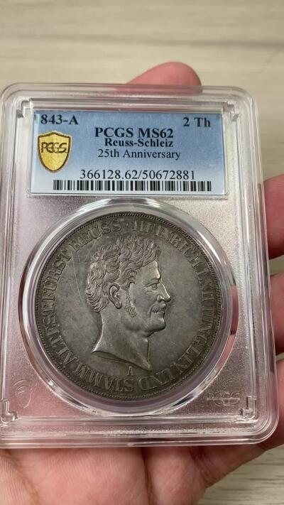 万国钱币拍卖第039期 PCGS MS62 1843A罗斯-施雷茨登基25周年纹章2泰勒 柏林厂铸造，2泰勒中的大名誉品种，为了庆祝海因里希六十二世即位25周年而铸造，发行量仅500枚，醇厚深五彩包浆，可遇不可求的品种与状态。