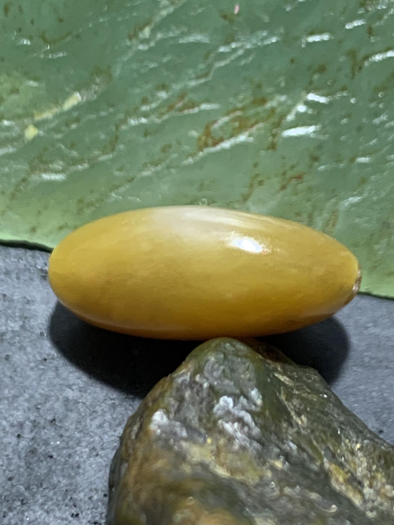 精美糖白料和田玉独籽随形珠子一颗