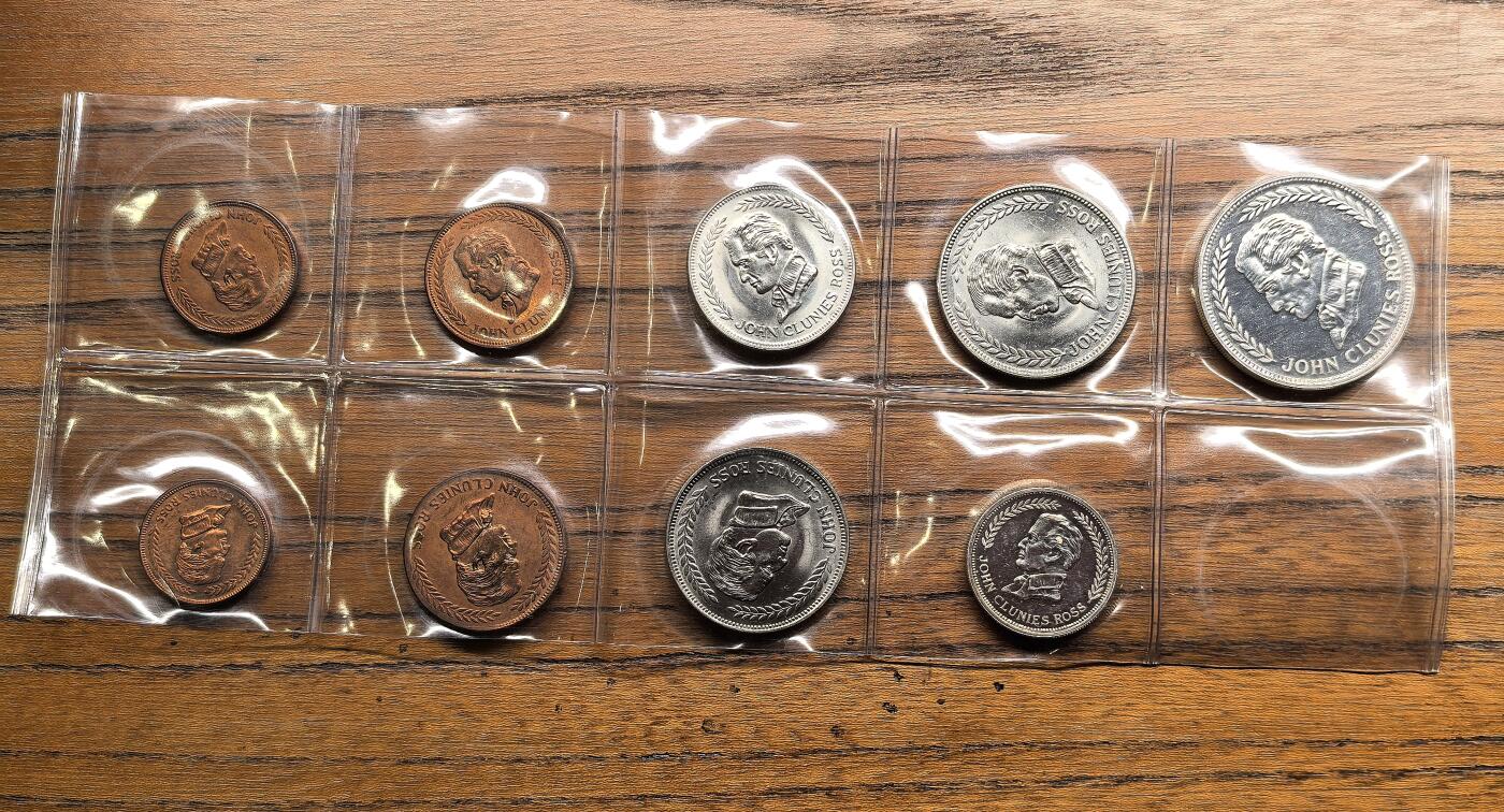 凡希社世界钱币微拍第二百九十三期 1977基林科科斯MINT SET &10/25卢比银币九枚大全套，UNC完未品，这套沉淀充分，现在相当少见了。现在