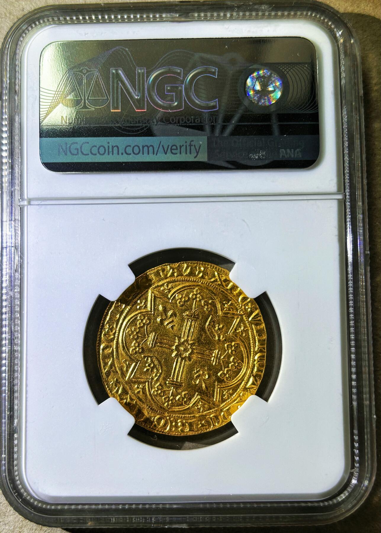 【所见状态最佳之一】法国 1364-80年“贤明王”——查理五世金币 NGC MS63 图案清晰完整 线条锐利深峻全深打 尤其是脸部开脸非常清晰可遇不可求 历经六七百年岁月洗礼依旧金光璀璨 钱币整体风格繁缛豪华 属于中世纪钱币中哥特艺术的巅峰之作 查理五世逆转了百年战争第一阶段的战局 使法国得以复兴