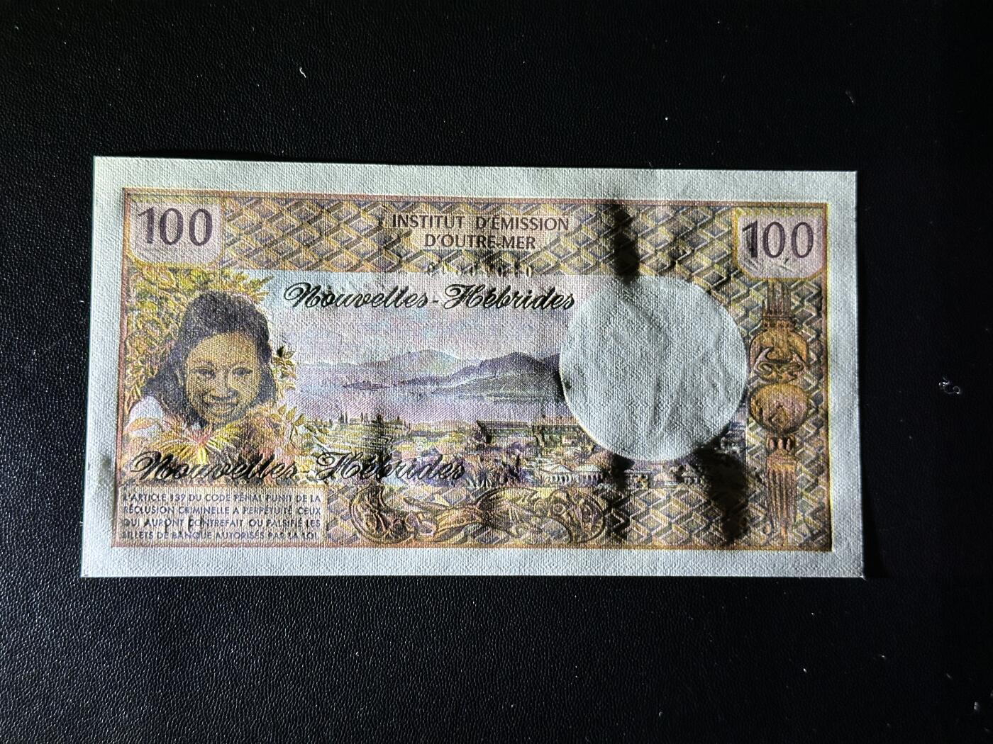 《外钞收藏家》第四百五十七期 1970-77年 新赫布里底100法郎  UNC-