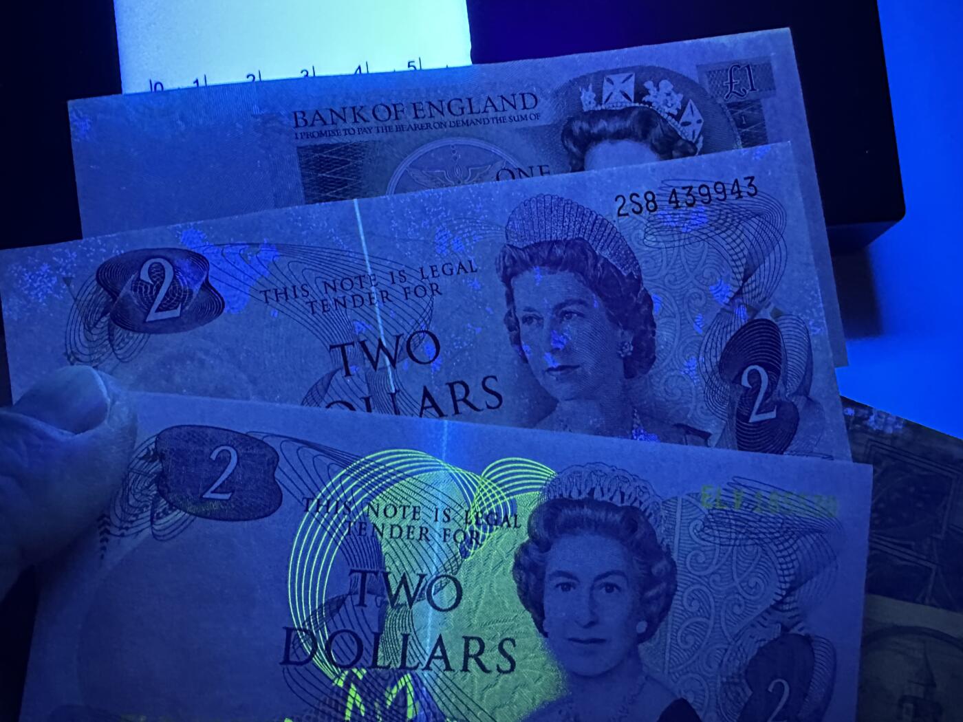 《外钞收藏家》第四百五十七期 英国D序列1镑+新西兰1两张 共三张一起 UNC-