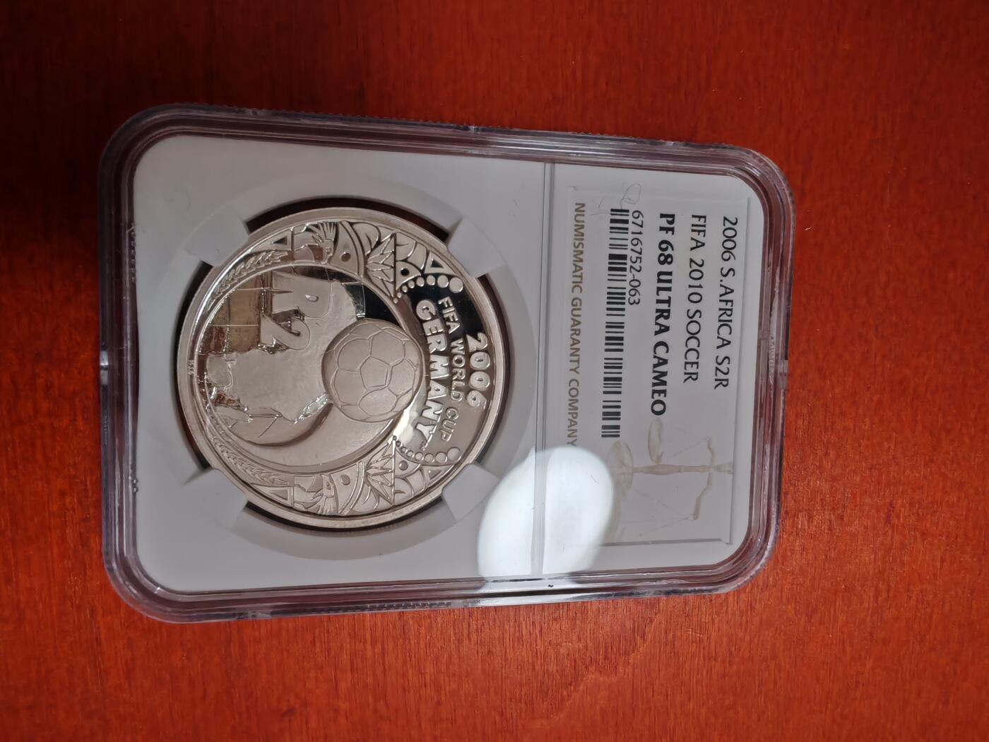 长老汇龙年精选第三十七场拍卖 2005 南非2006年德国世界杯2朗德精制银币，NGC PF68UC，上海NGC把发行年份错标为2006，把世界杯举办时间错标为2010年