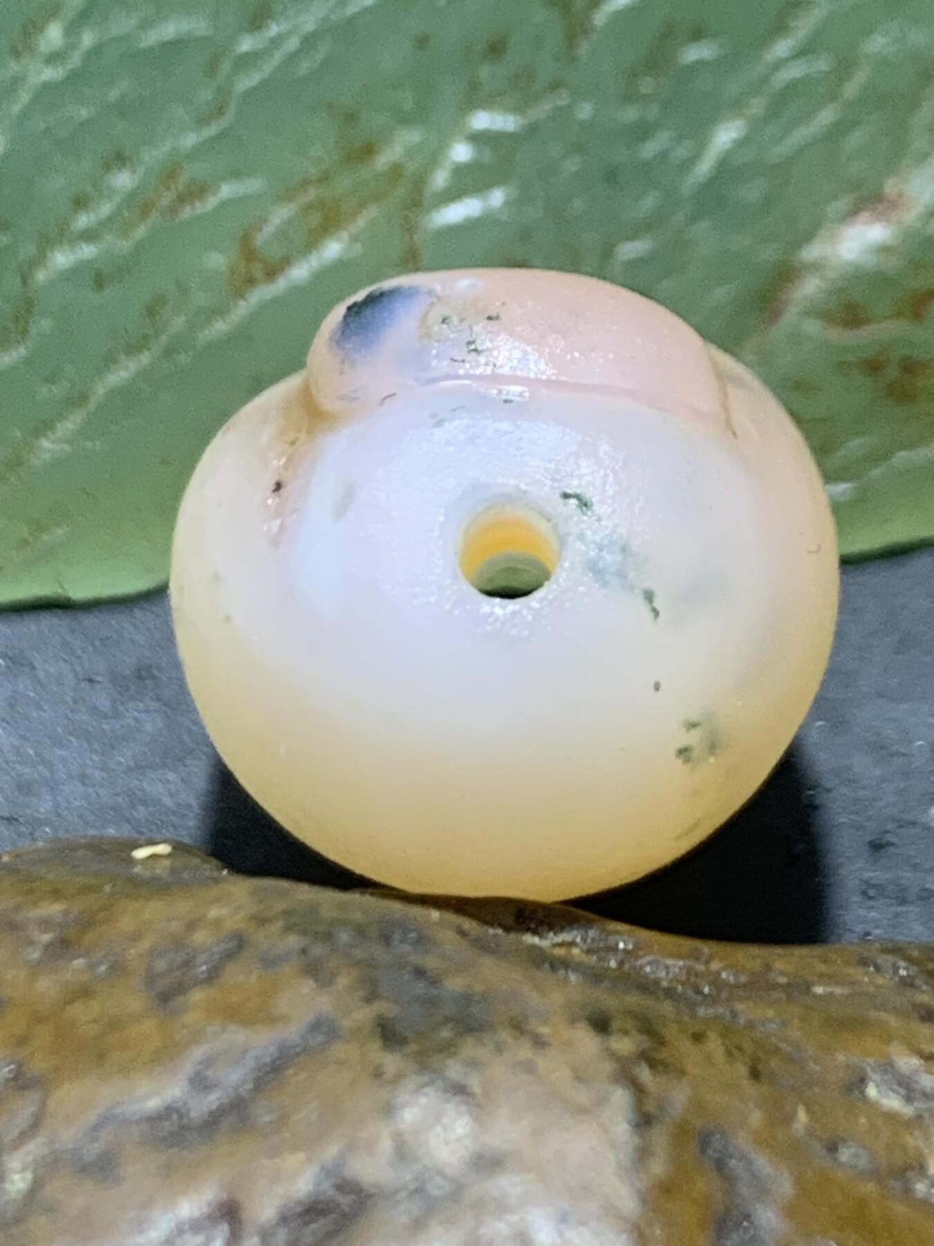 精美高玉化冰粉色草花纹亚光海洋玉髓手工俏色巧雕一心向佛珠子一个！