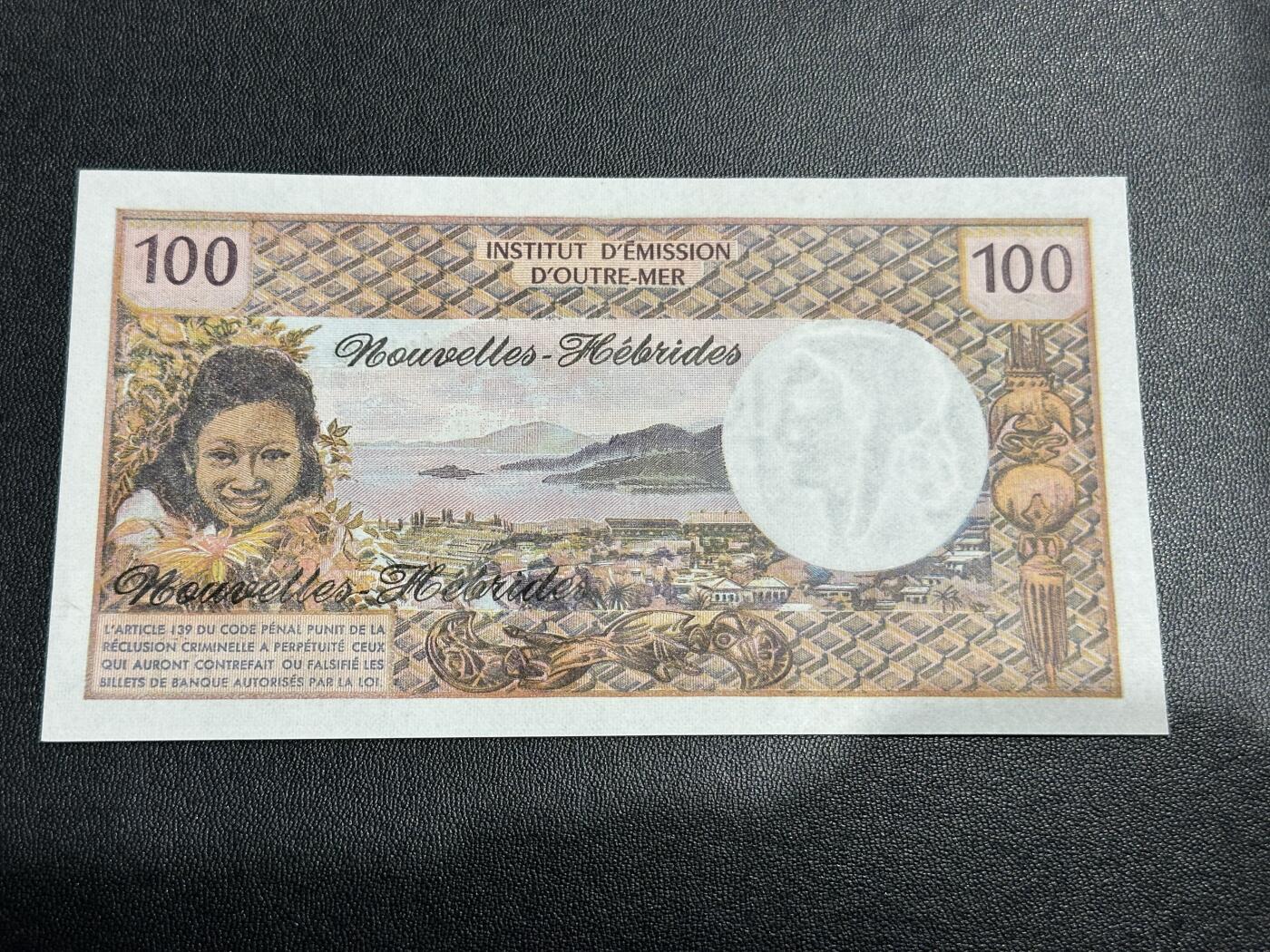 《外钞收藏家》第四百五十七期 1970-77年 新赫布里底100法郎  UNC-